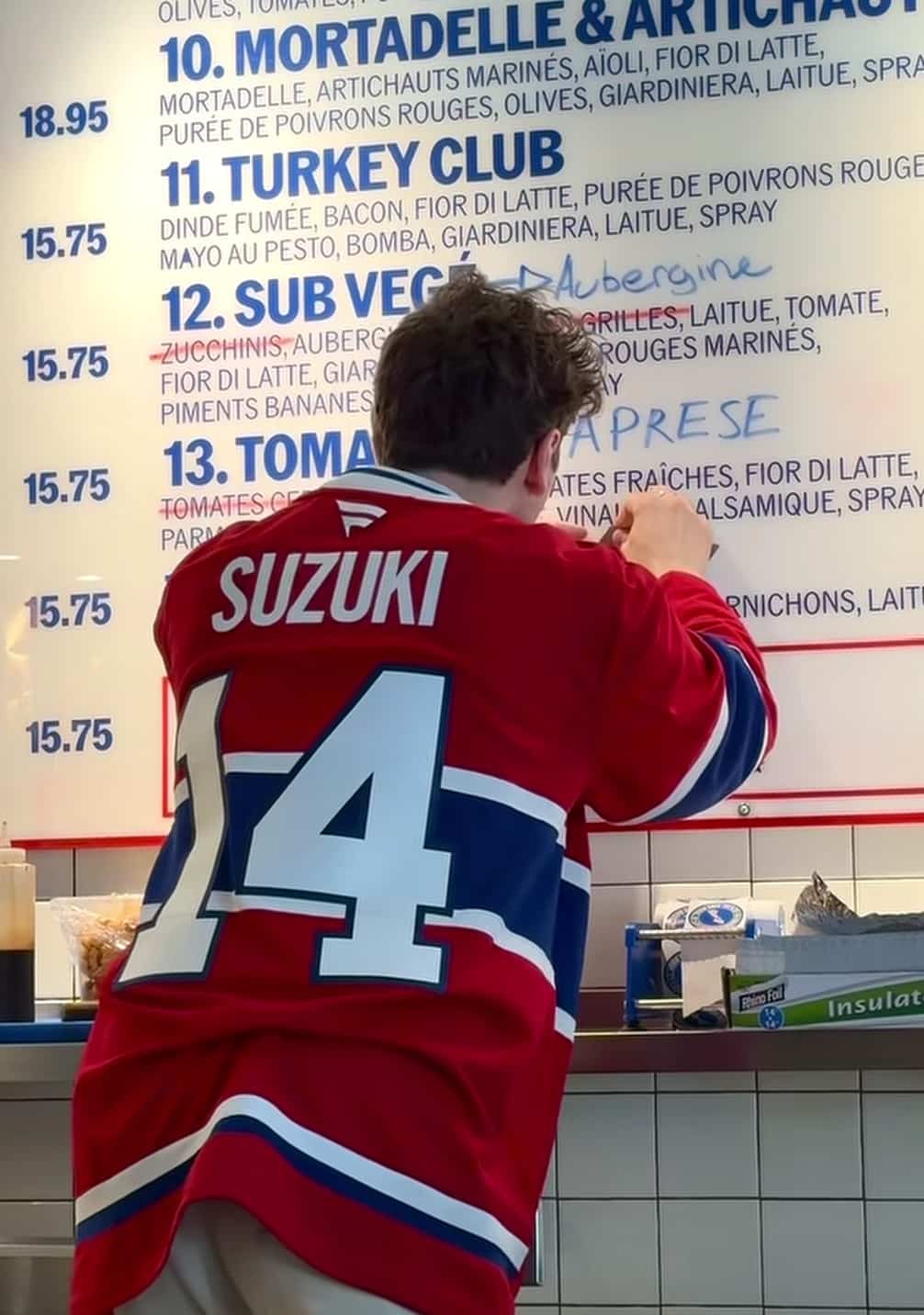Une sandwicherie montréalaise retire le poulet «Buffalo» de son menu pour les séries