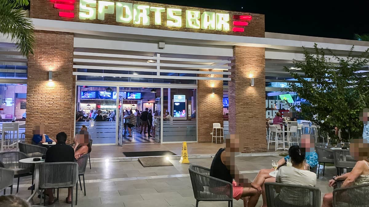 Décédé tragiquement à Punta Cana: William serait allé au bar «22 fois en deux heures», se défend l'hôtel