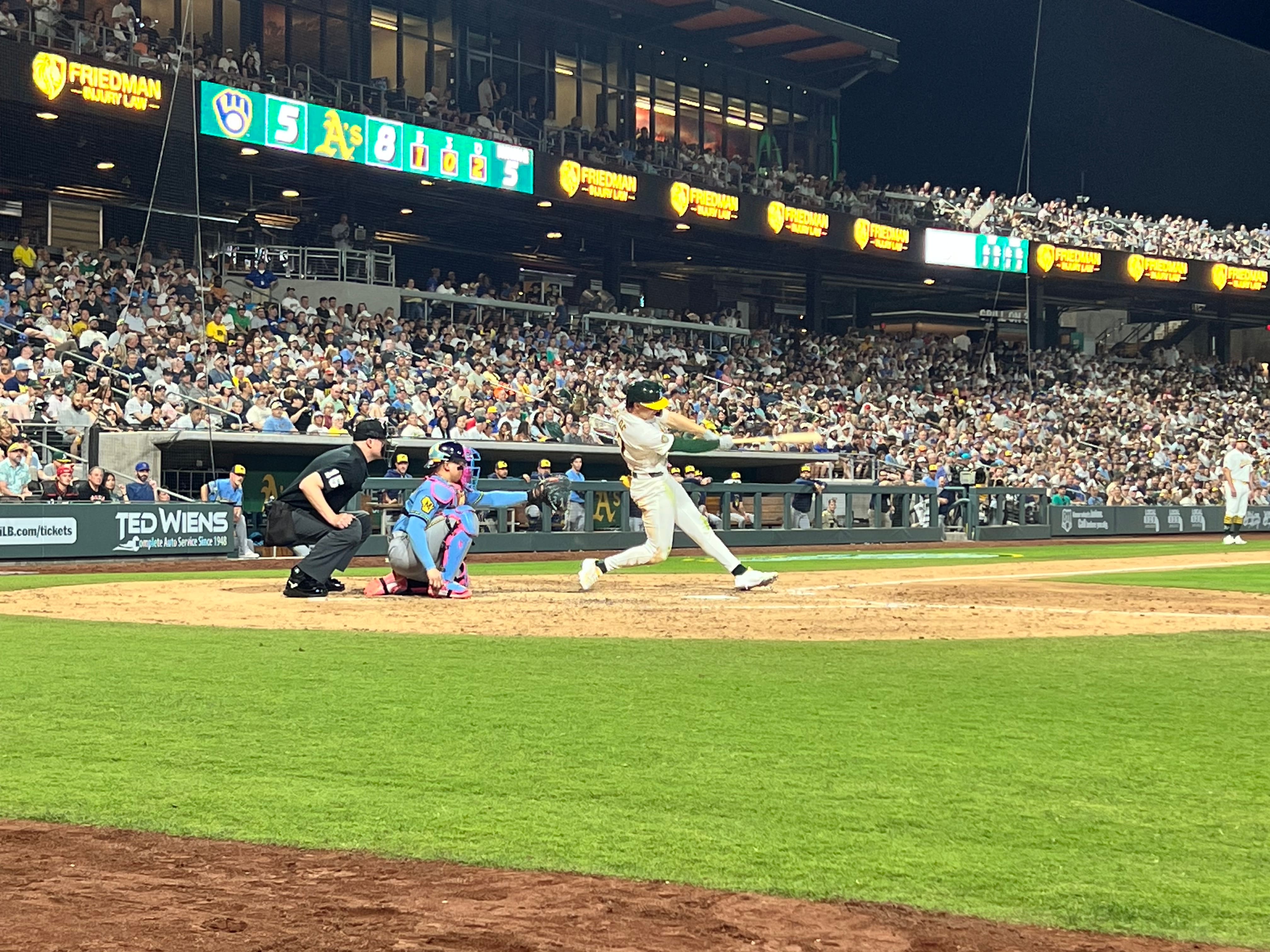 Les A's jouent deux séries à Vegas : Un petit stade, des pro