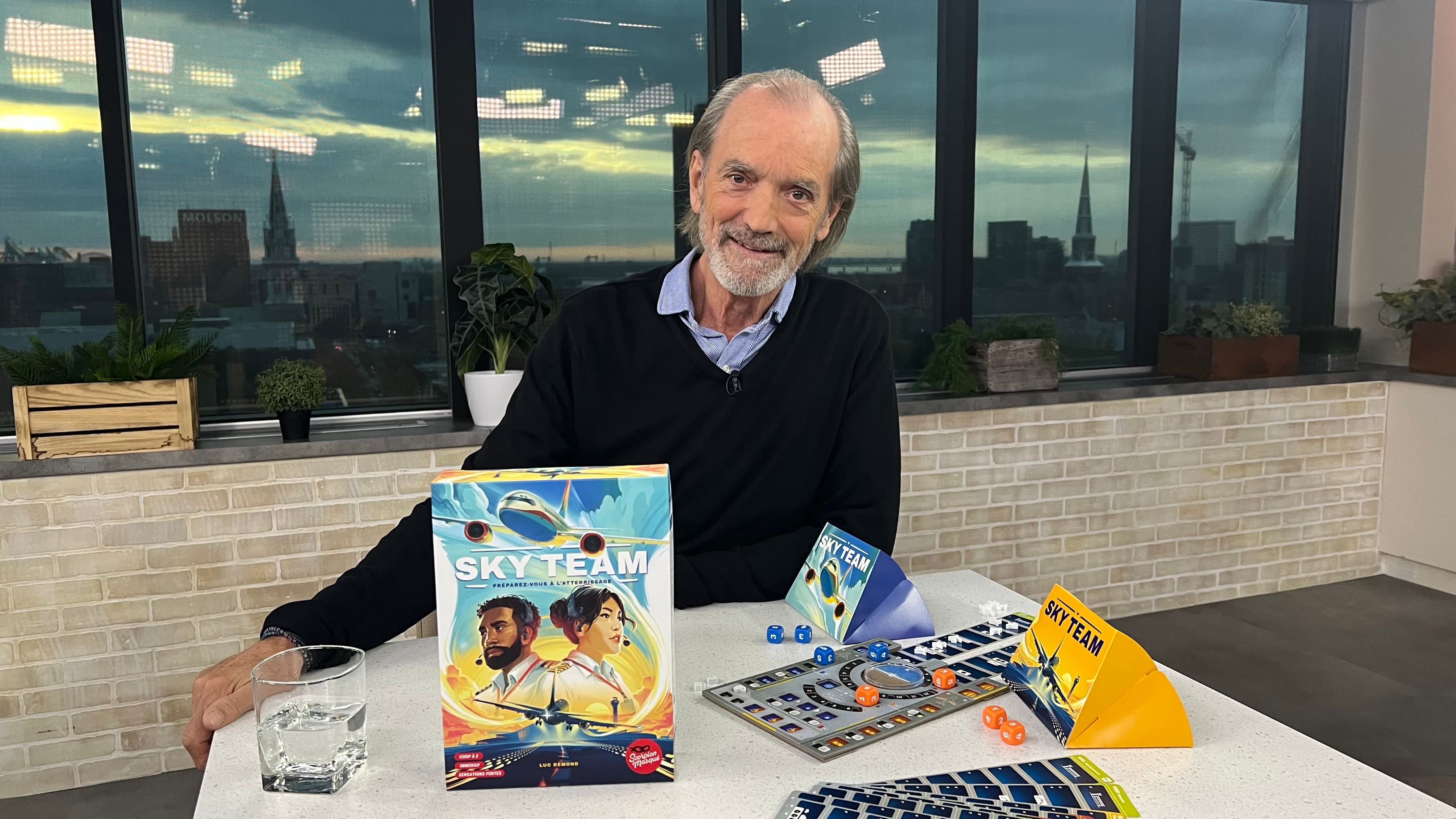 Commandant Piché aux commandes d’un jeu de société
