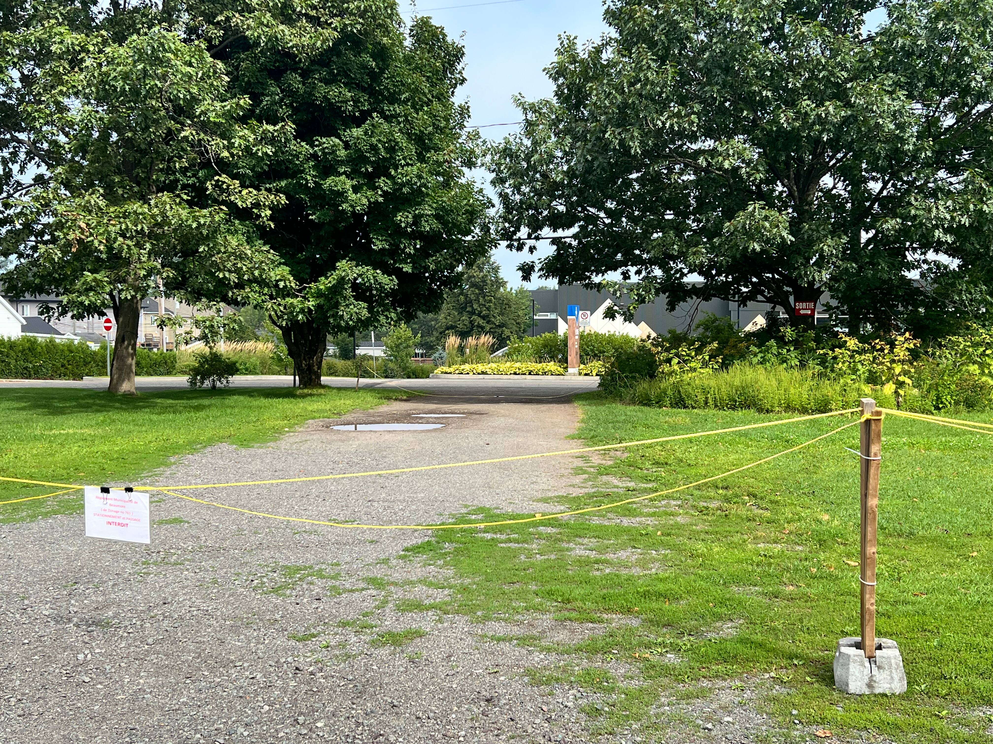 Voici le terrain qui est au cœur du litige, situé entre le chemin du Domaine et la cour arrière de la clinique vétérinaire Vet et Nous.