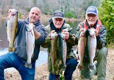 O guia Tony (à gauche) posa em companhia dos irmãos André-Jean e Michel Simard, que capturaram essas magníficas truites arc-en-ciel au lac Roche.