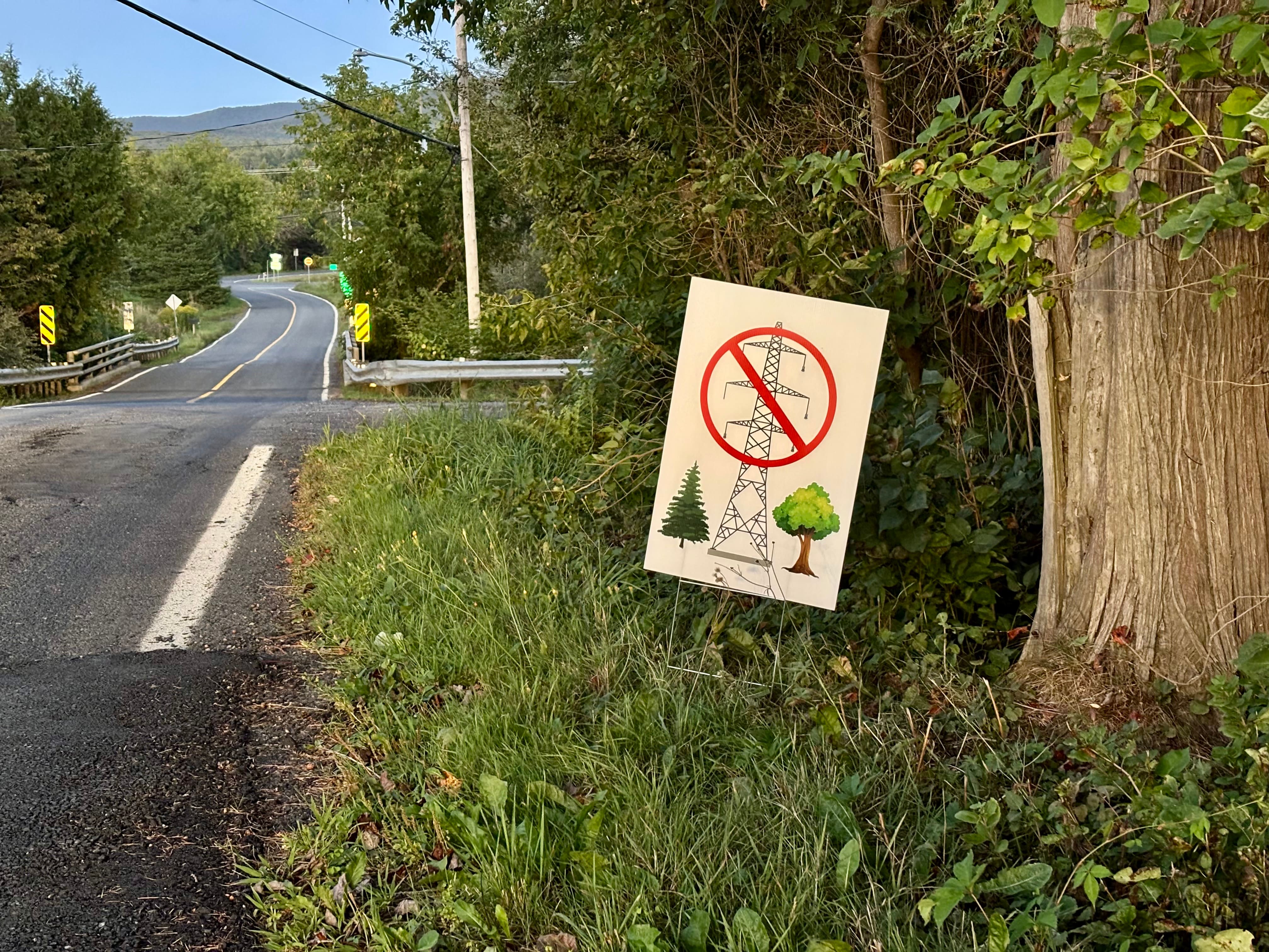 &laquo;Autoroutes de pyl&ocirc;nes g&eacute;ants&raquo;: Hydro frappe un n&oelig;ud dans les Cantons-de-l&rsquo;Est