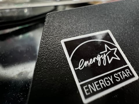 Le capteur à moins de 2 cm du logo sur le pied de mon écran.