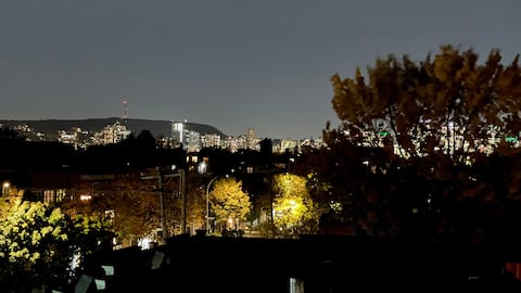 De la terrasse du toit de l’immeuble, si les objets éclairés, comme les arbres ou les immeubles du centre-ville ici, sont très éloignés, n’espérez pas de miracles en photo nocturne, même avec le téléphone immobilisé et en téléphoto 3x..