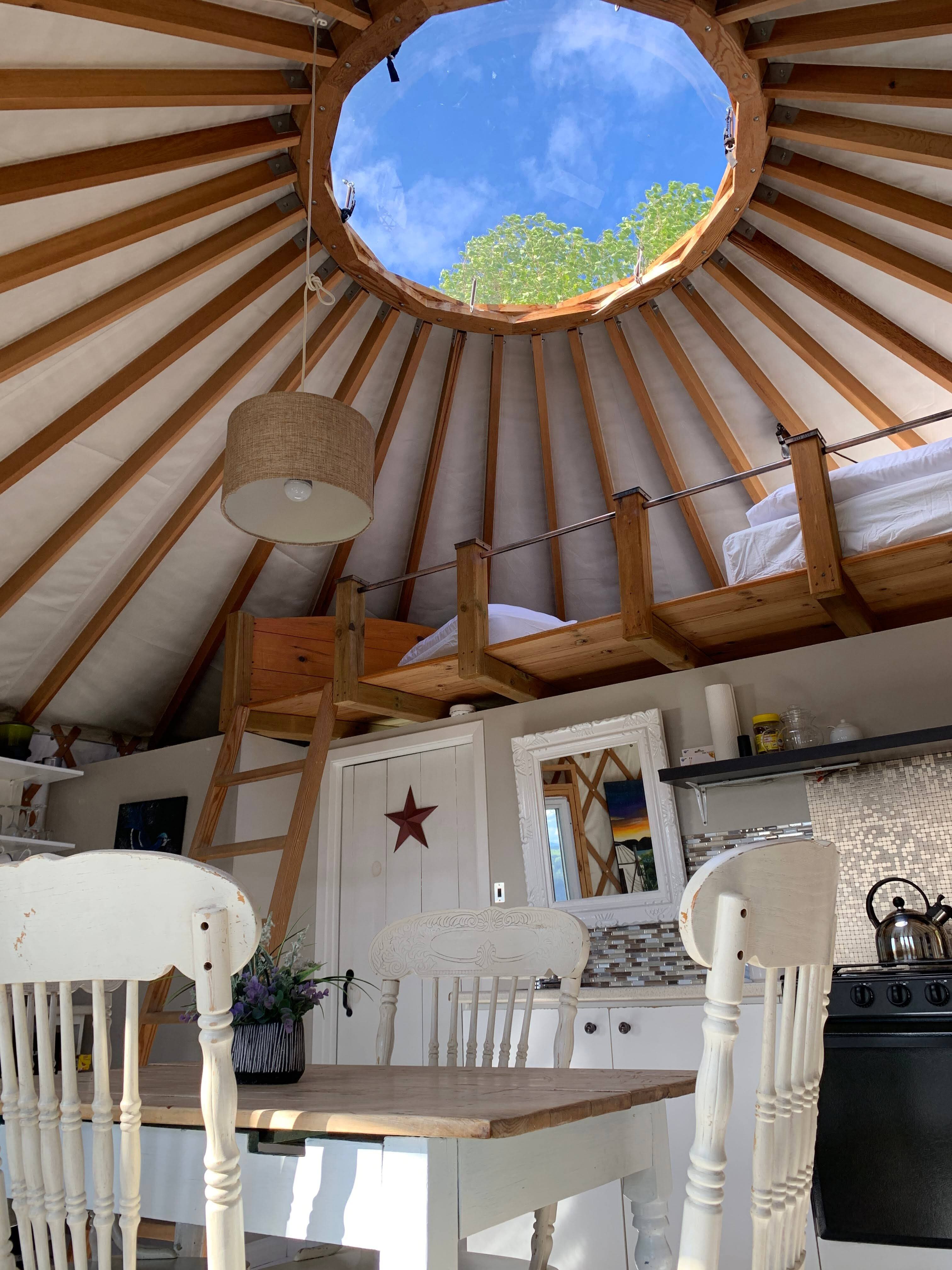 Des yourtes sur les falaises du fjord du Saguenay parfaites pour