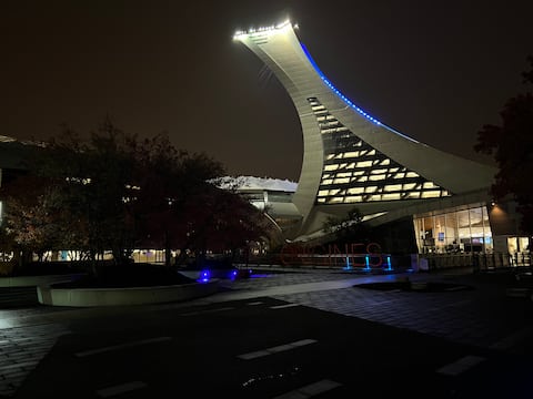 À la sortie du cinéma IMAX pour le film Dune au Starcité, le Stade olympique est exactement reproduit tel quel. Aucun défaut dans les traits du mot «origine» en rouge.