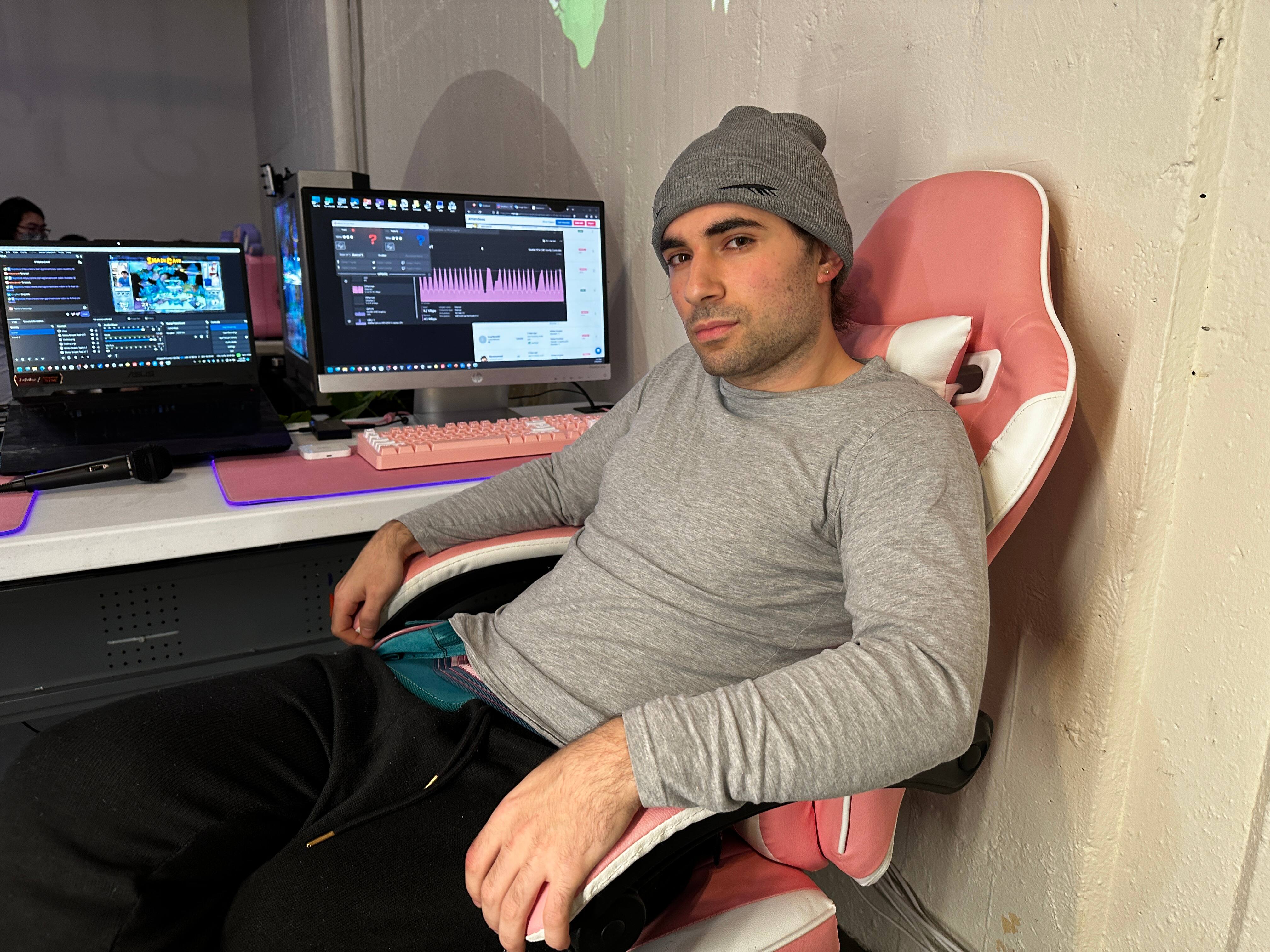 Massimiliano Pappadia, alias Wincancel, organise cette compétition mensuelle dans son appartement.