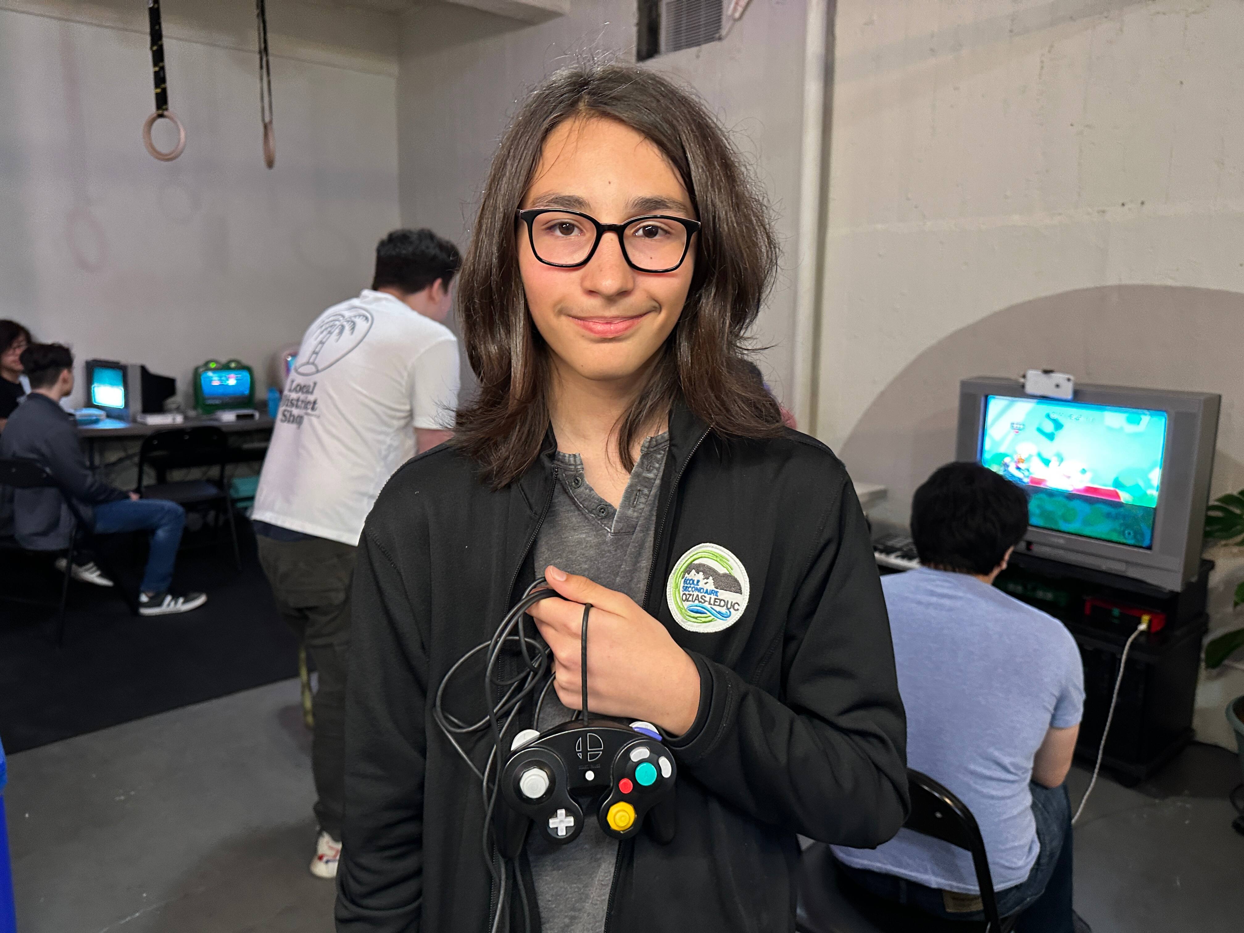Émile Garand est venu au tournoi avec sa manette fétiche.