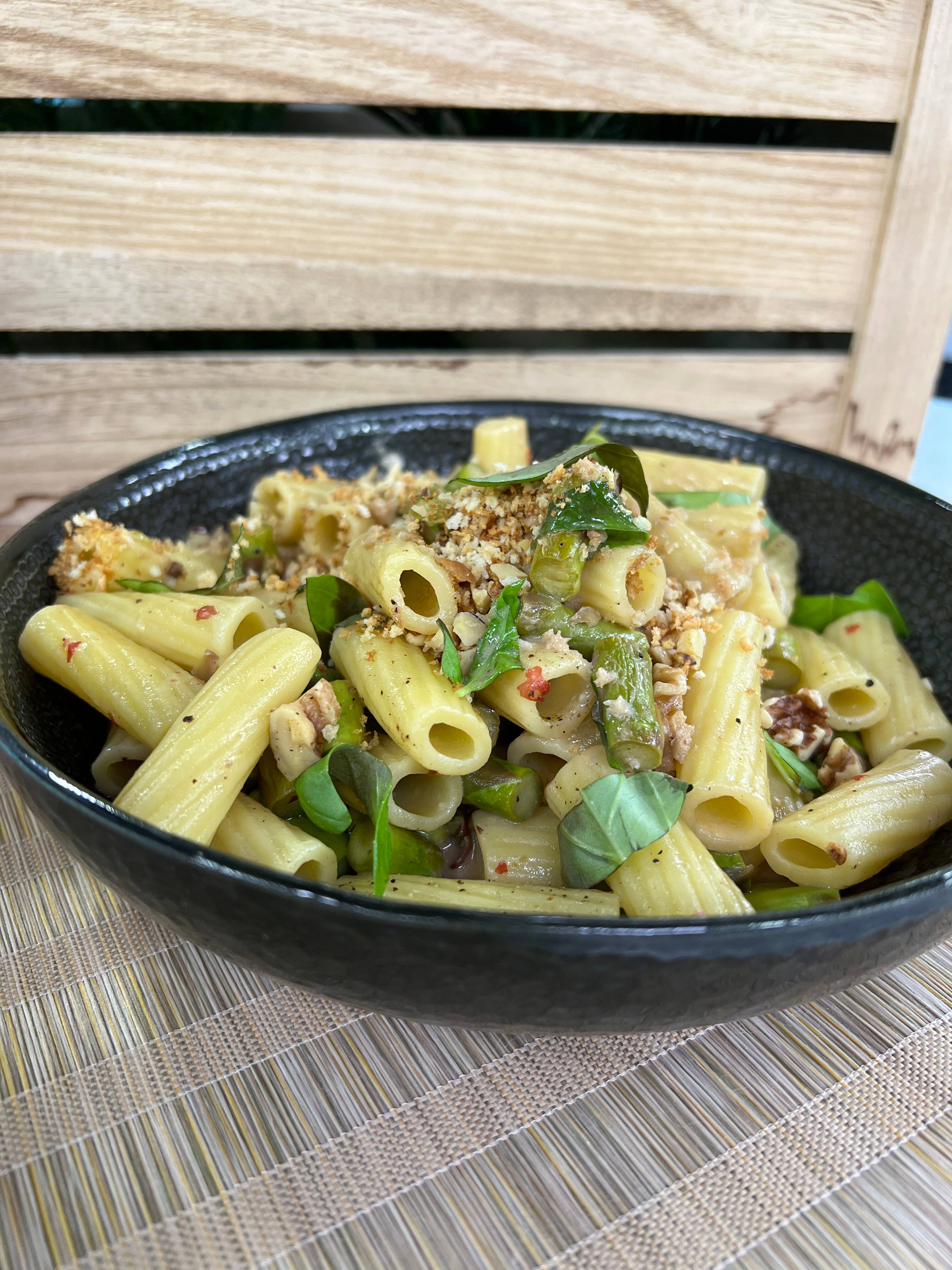 PÂTES AUX ASPERGES, NOIX ET BASILIC