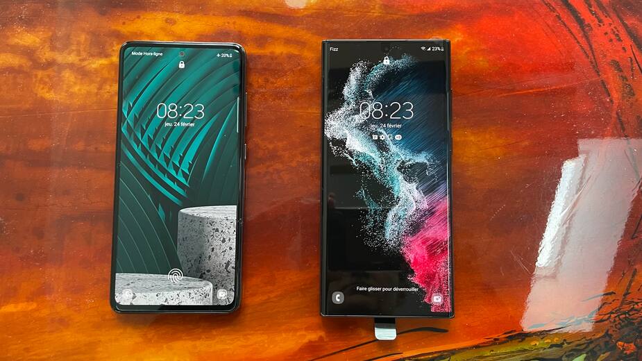 Les Galaxy A52 5G à gauche et S22 Ultra 5G à droite