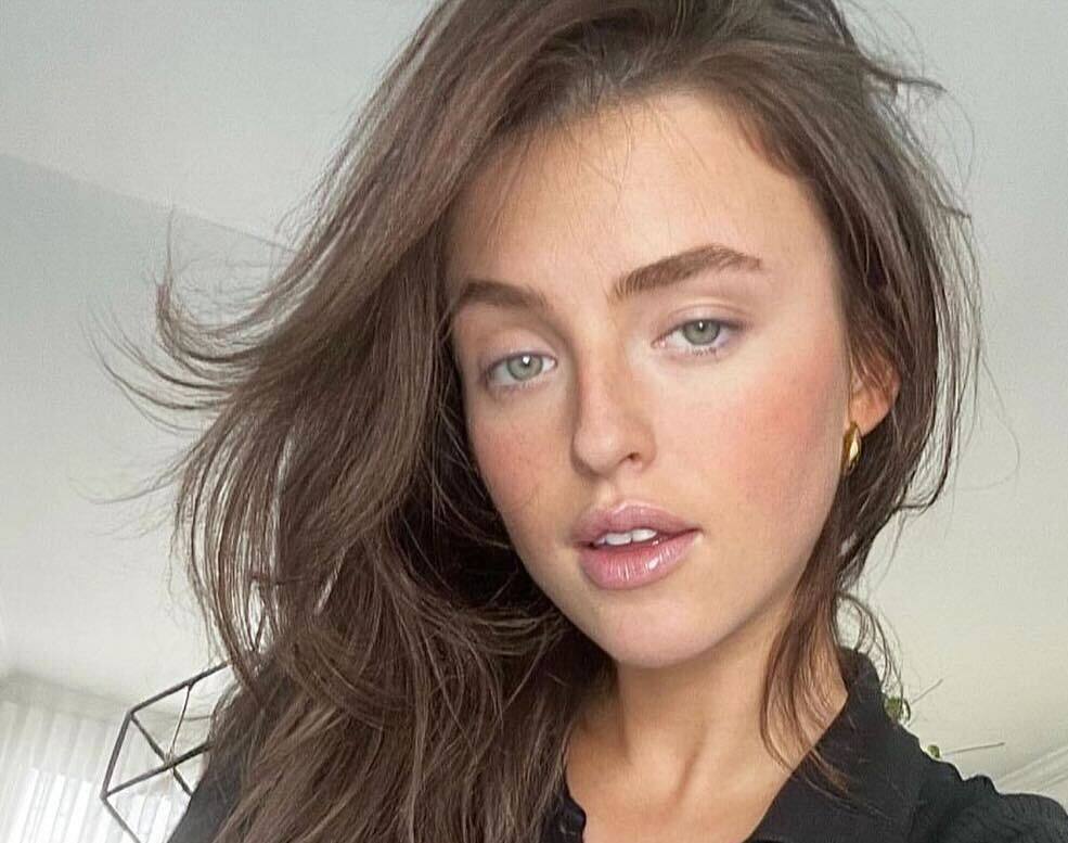 Alicia Moffet surprend avec les cheveux noirs