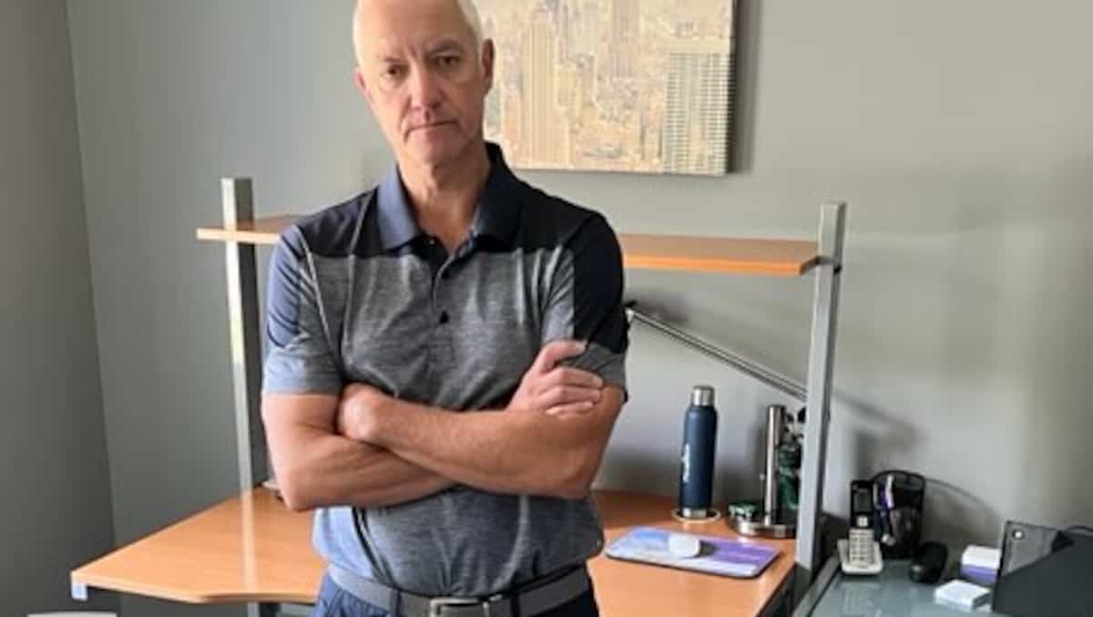 Des bandits déguisés en vrais courtiers volent les Québécois à coups de milliers de dollars sur le web