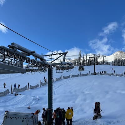 Il aurait pu y avoir des morts: une tlcabine tombe dans une station de ski sur du Mont-Sainte-Anne dans les Rocheuses