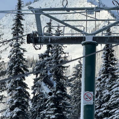 Il aurait pu y avoir des morts: une tlcabine tombe dans une station de ski sur du Mont-Sainte-Anne dans les Rocheuses