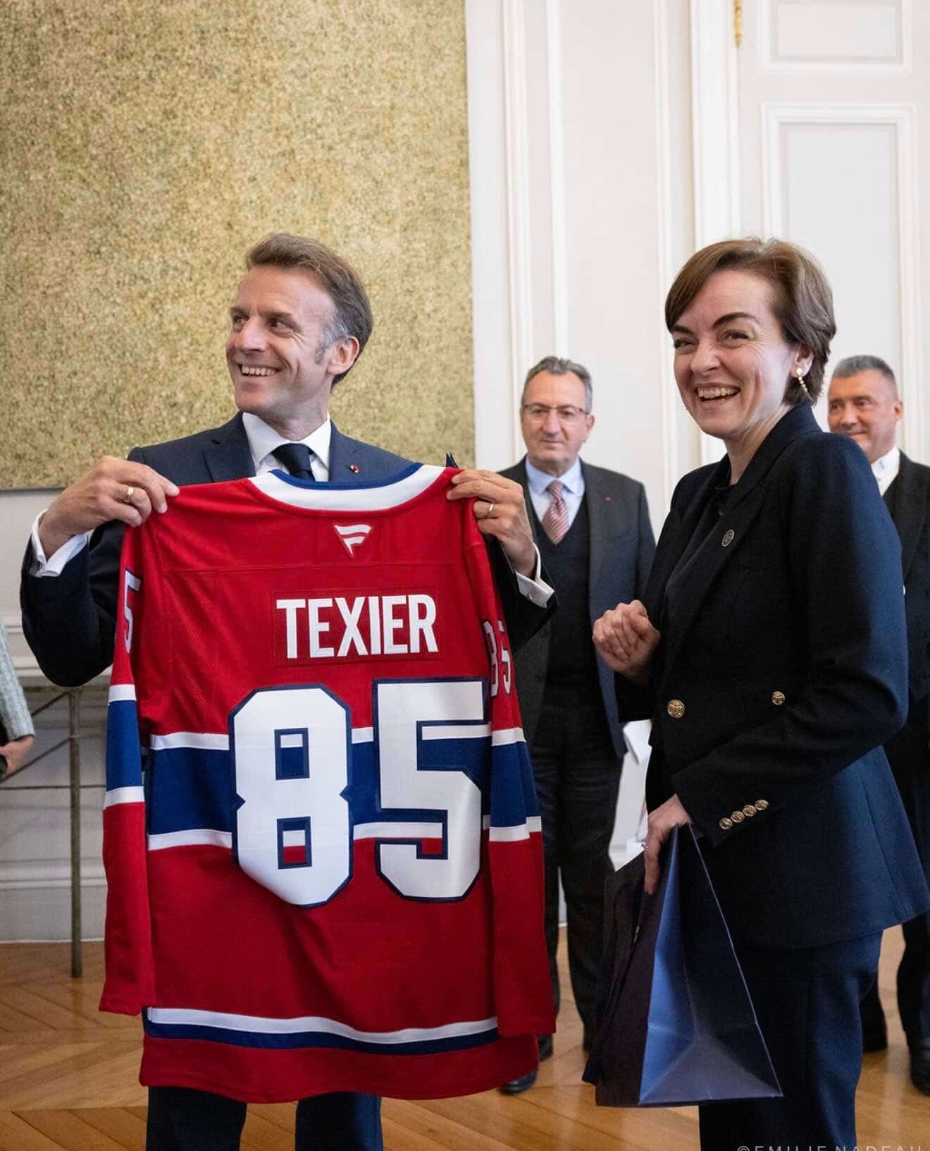 «La relation France–Québec est aussi sportive»: Christine Fréchette offre un chandail du Canadien à Emmanuel Macron
