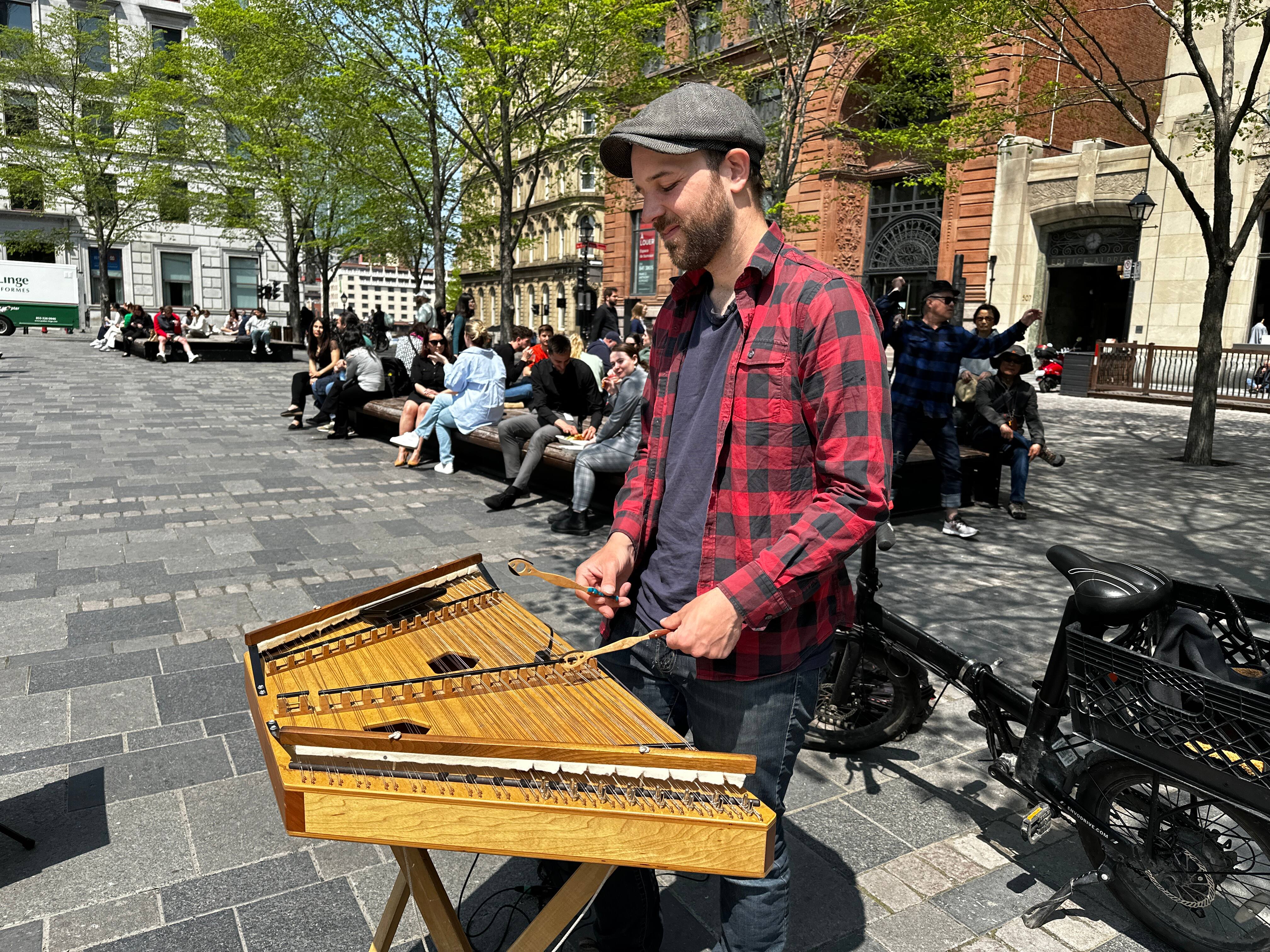 Des musiciens de rue acceptent les paiements en carte grâce aux codes ...