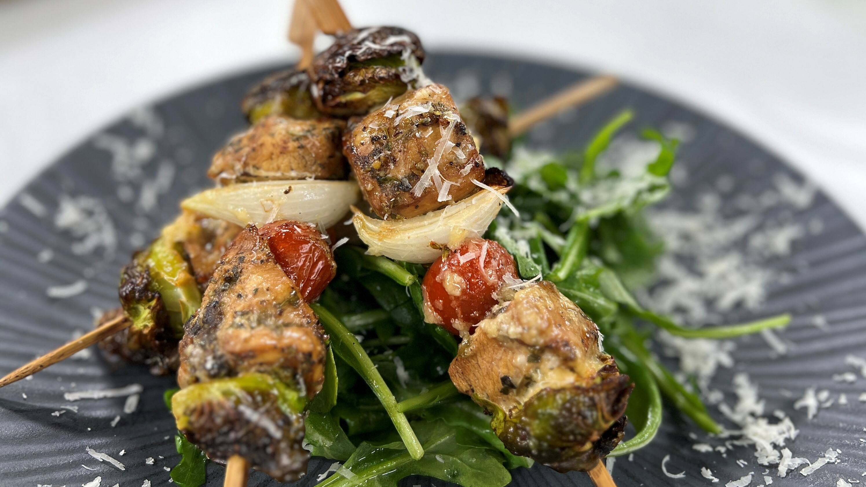 Brochette de poulet laquée au parmesan 