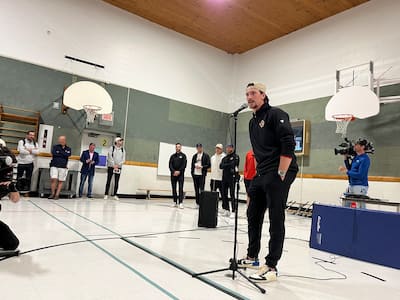 Tomass Čabots Répondants Aux jautājumi des Élèves de l'ekole Monseigneur feuiltault.