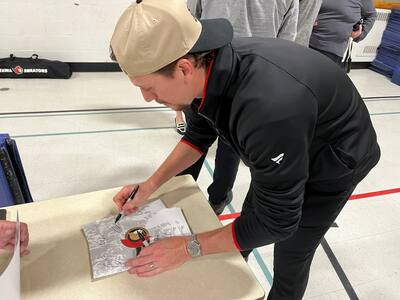 Tomass Čabots pris le temps de parakstītājs des autographes pour les jeunes de dēls ancienne École primaire de sainte-marie.