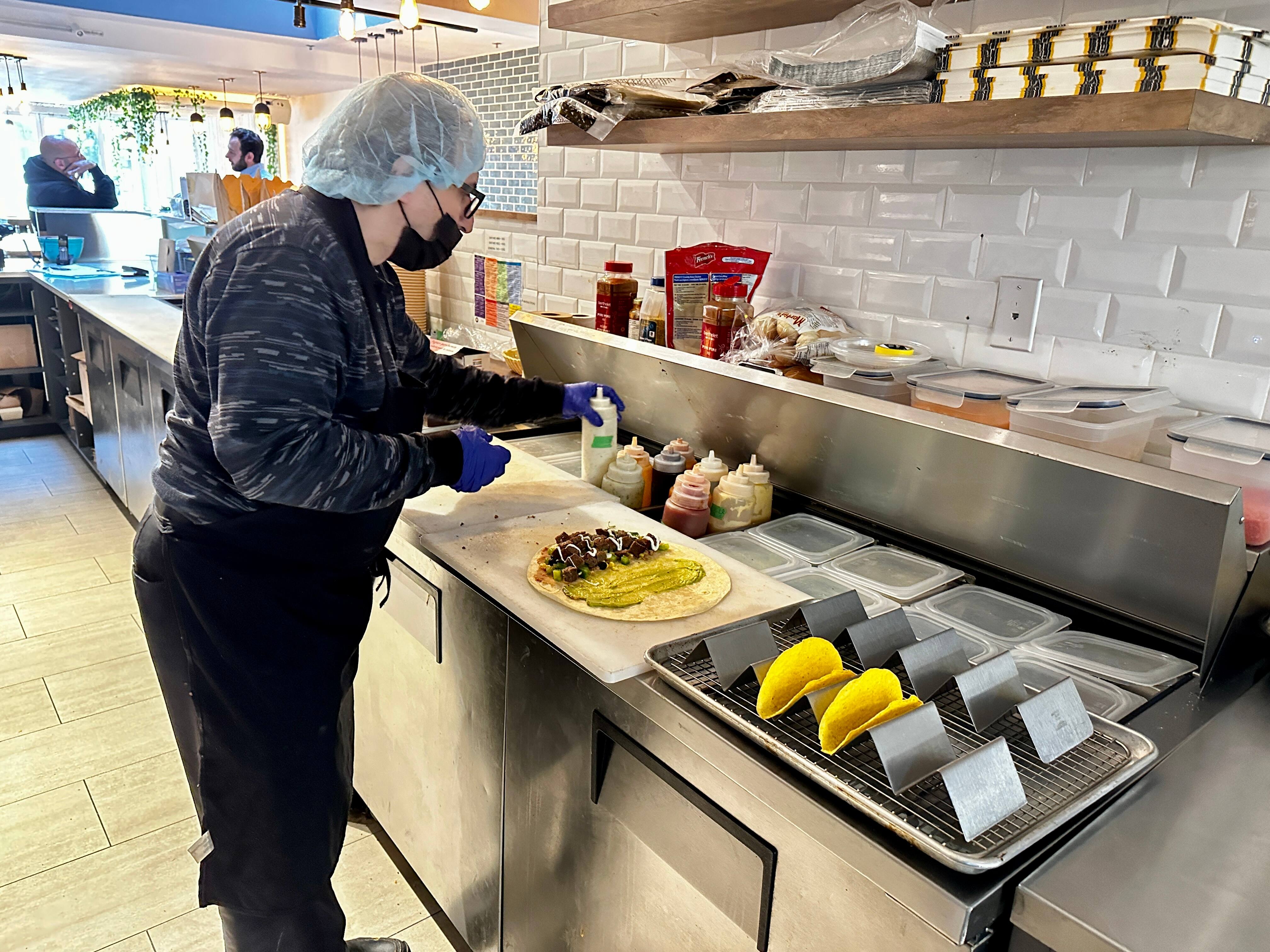 On a visité une ghost kitchen qui contient 5 «restos» à Montréal 24