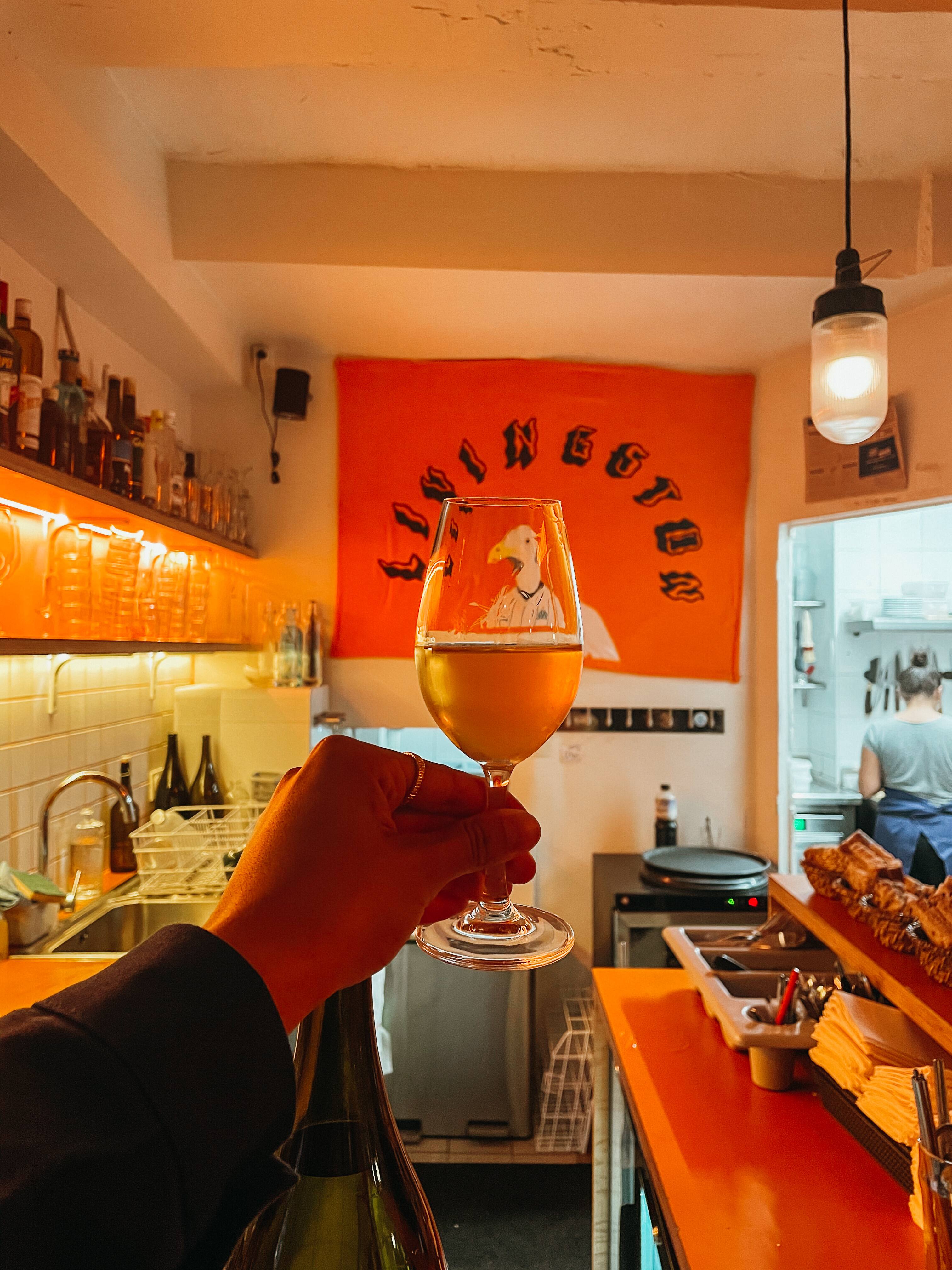 Un bar branché dédié aux vins orange à Marseille 