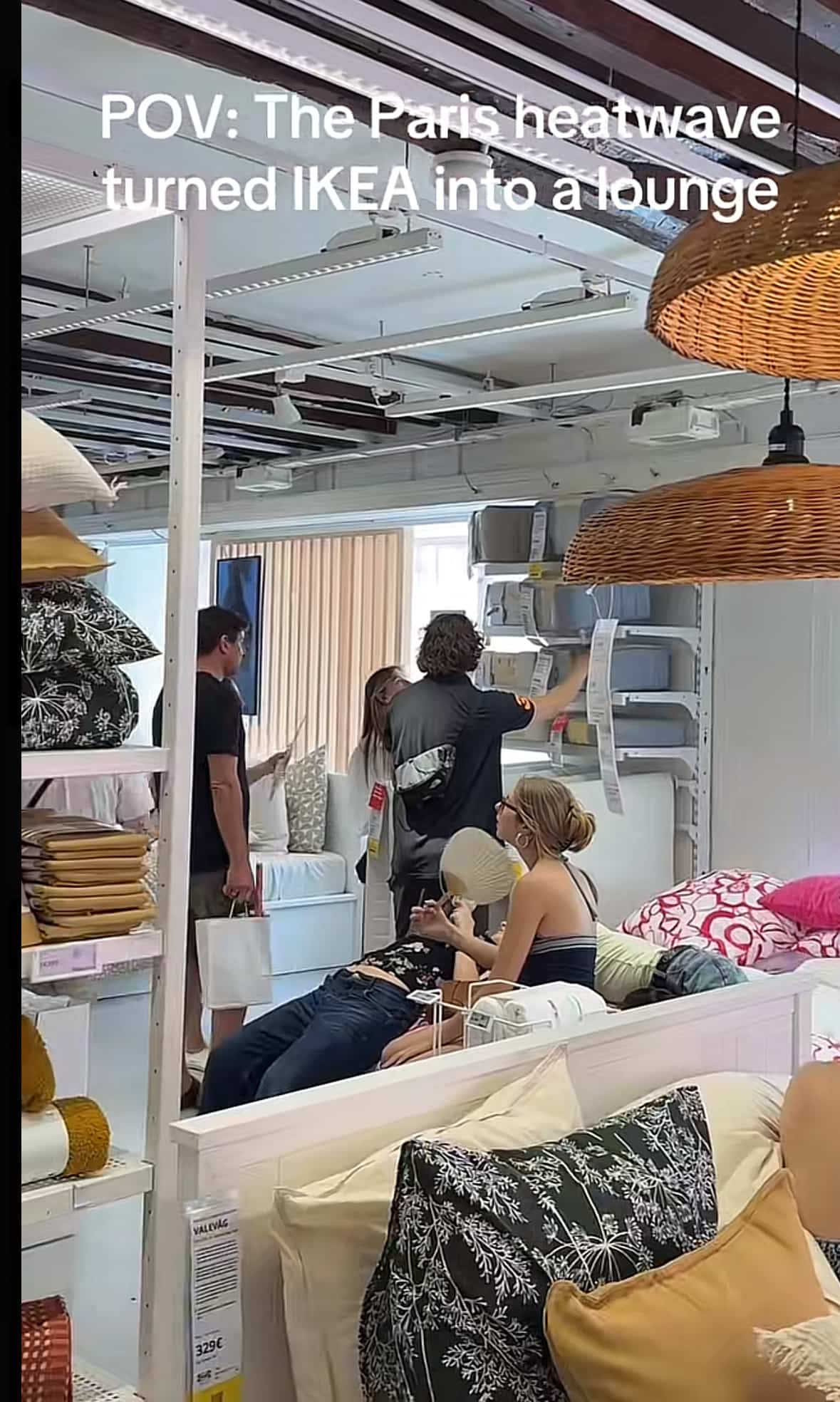 Les IKEA transformés en salon: les Parisiens profitent de l’air climatisé pour échapper à la canicule