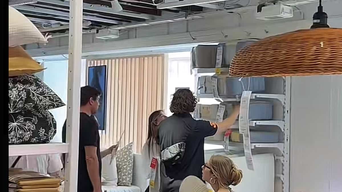 Les IKEA transformés en salon: les Parisiens profitent de l’air climatisé pour échapper à la canicule