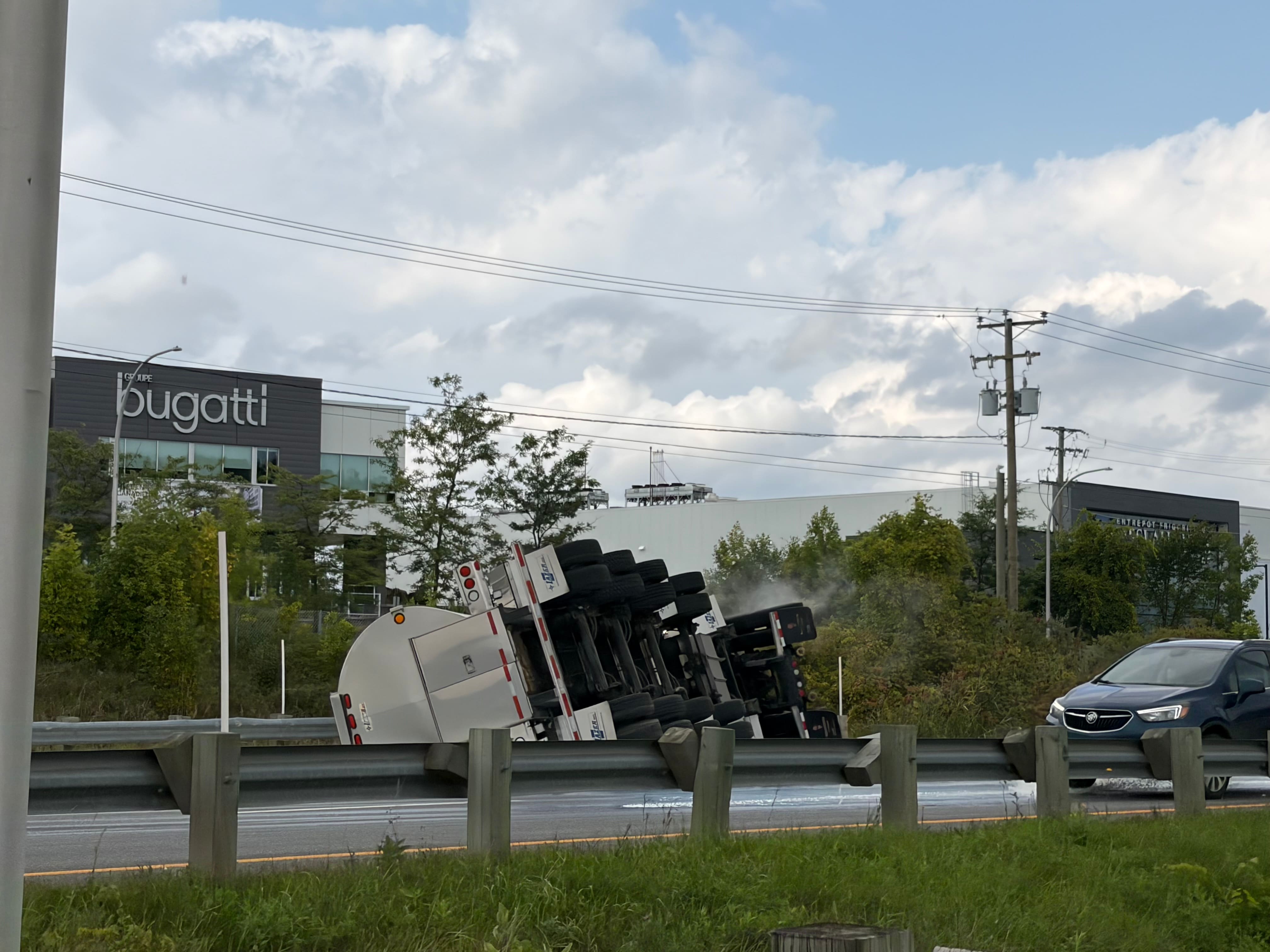 Possiblement coupé par une auto: un poids lourd percute deux véhicules et se renverse sur l’A-640 à Boisbriand