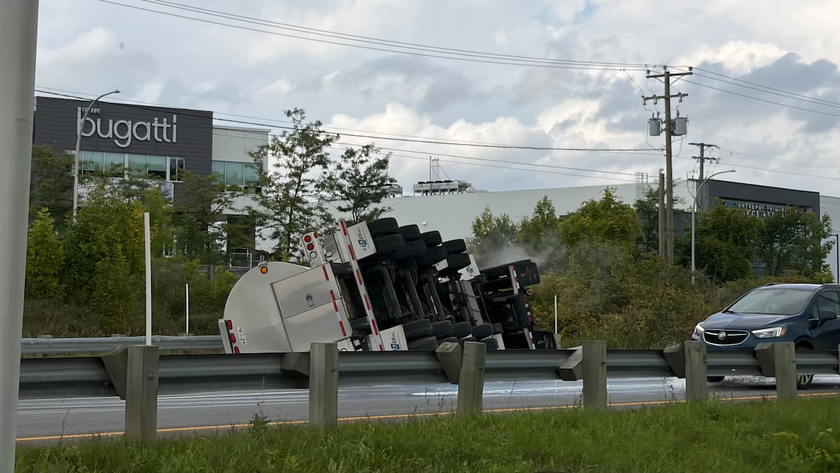Possiblement coupé par une auto: un poids lourd percute deux véhicules et se renverse sur l’A-640 à Boisbriand