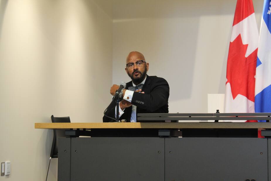 Alain Babineau, policier retraité de la GRC et membre de la Coalition contre la Répression et les Abus Policiers, était présent pour donner son appui à la motion.
