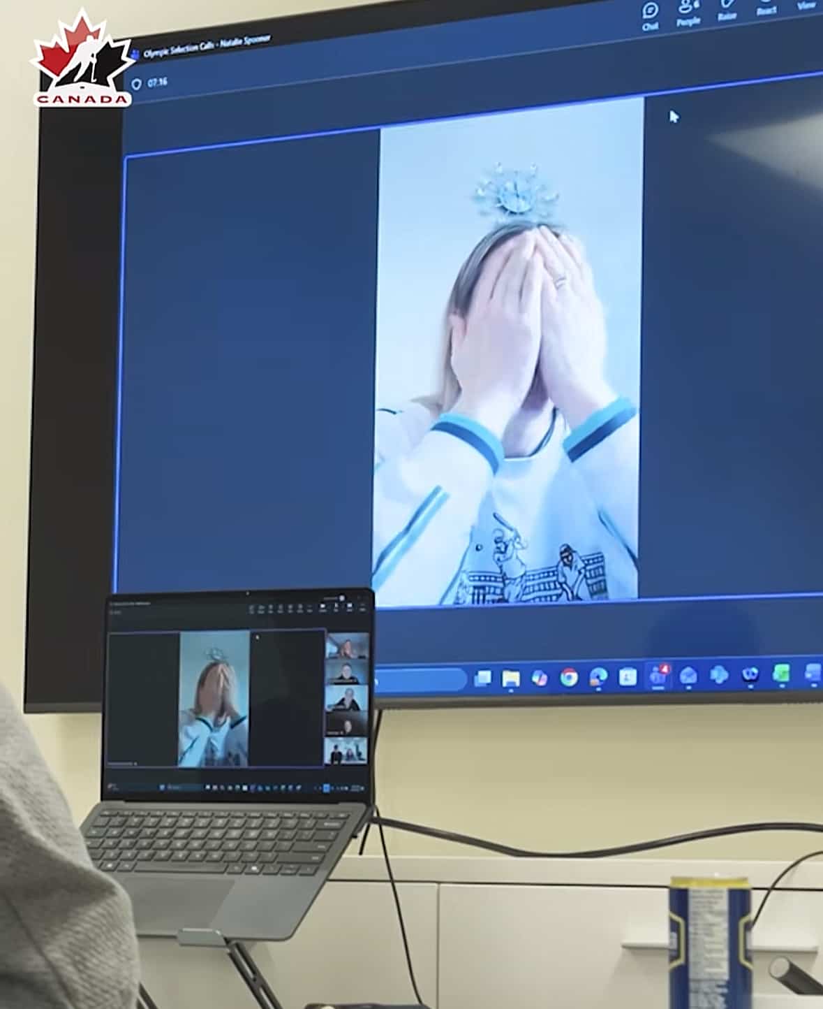 Natalie Spooner, quando ela soube que ela participou do quarto trimestre dos Jogos de Milão, em um vídeo divulgado na conta TikTok do Hockey Canada.