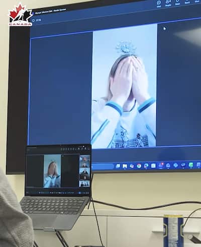 Natalie Spooner, quando ela soube que ela participou do quarto trimestre dos Jogos de Milão, em um vídeo divulgado na conta TikTok do Hockey Canada.