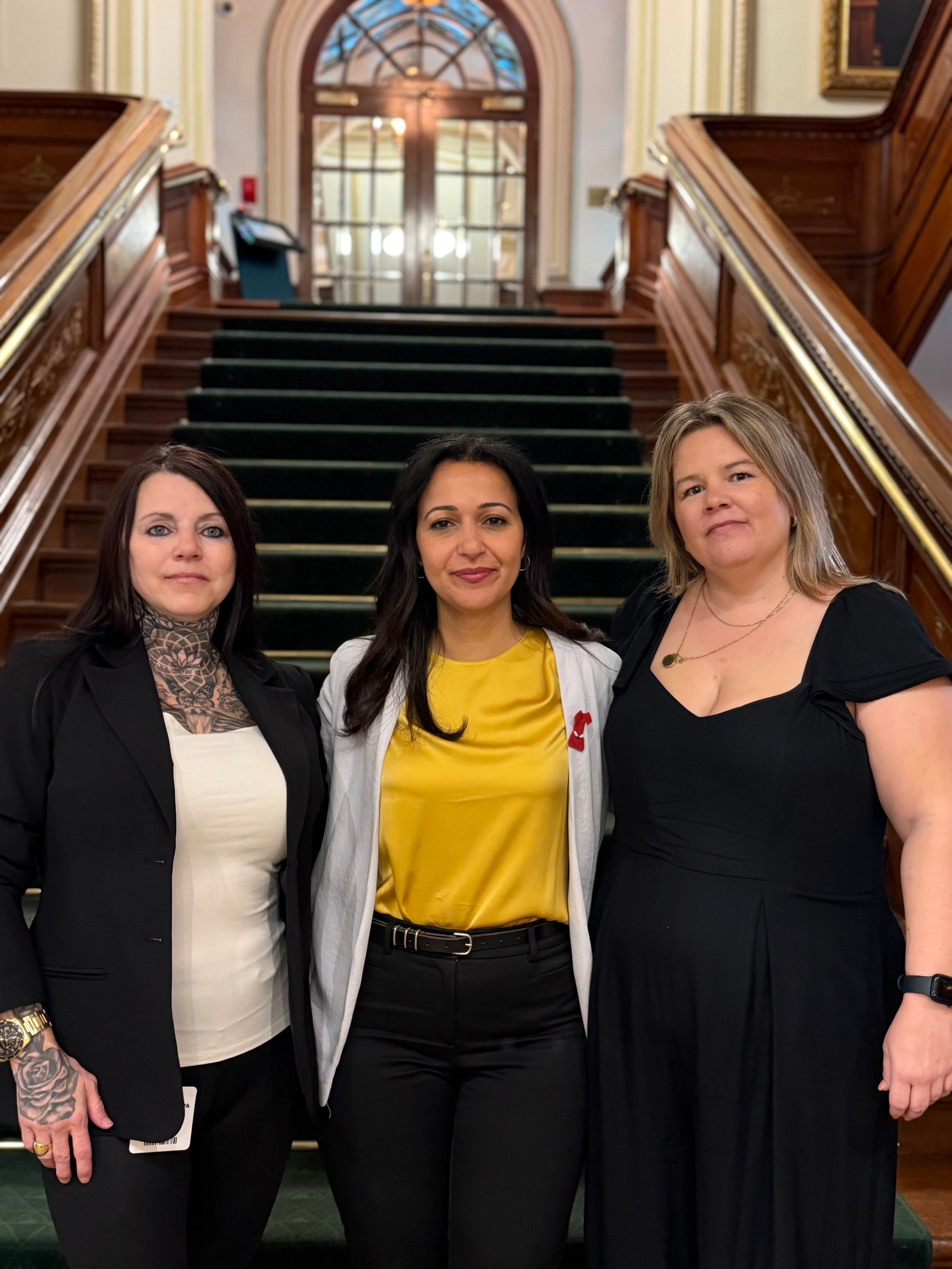La cheffe parlementaire de Québec solidaire, Ruba Ghazal, aux côtés de la sœur de Gabie Renaud, Rachel Renaud, à sa droite, et, à sa gauche, de Nancy Boucher, ex-conjointe de l’auteur présumé du féminicide.