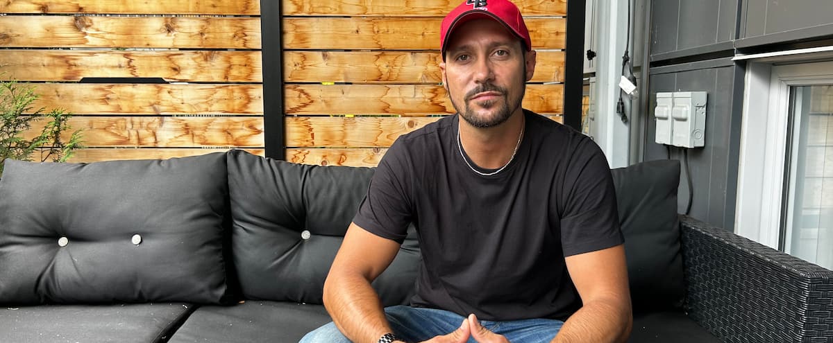 «Le chauffard m'a regardé dans les yeux»: il se considère chanceux d'être en vie après avoir été happé sur un chantier à Montréal