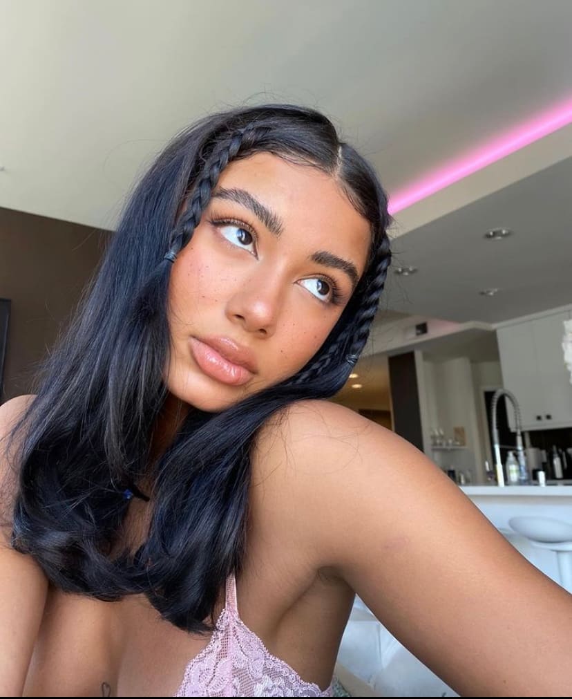 10 coiffures pour cacher les cheveux gras