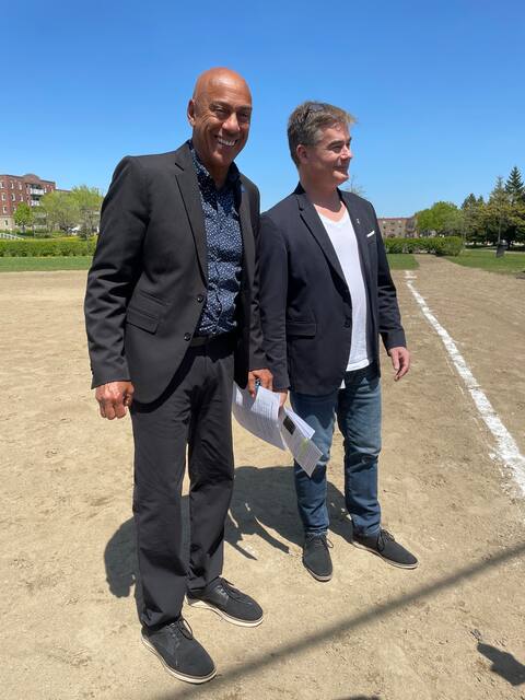 Le conseiller Stevens Mélançon et le chef d'Équipe Priorité Québec, Patrick Paquet, ont convoqué les médias hier sur un terrain de baseball du parc Henri-Casault.