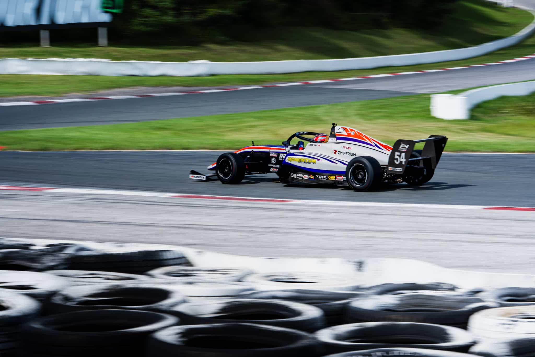 Le pilote québécois Luca Day a sélectionné l'écurie Momentum Motorsports en cours de saison 2025 au championnat de F4.