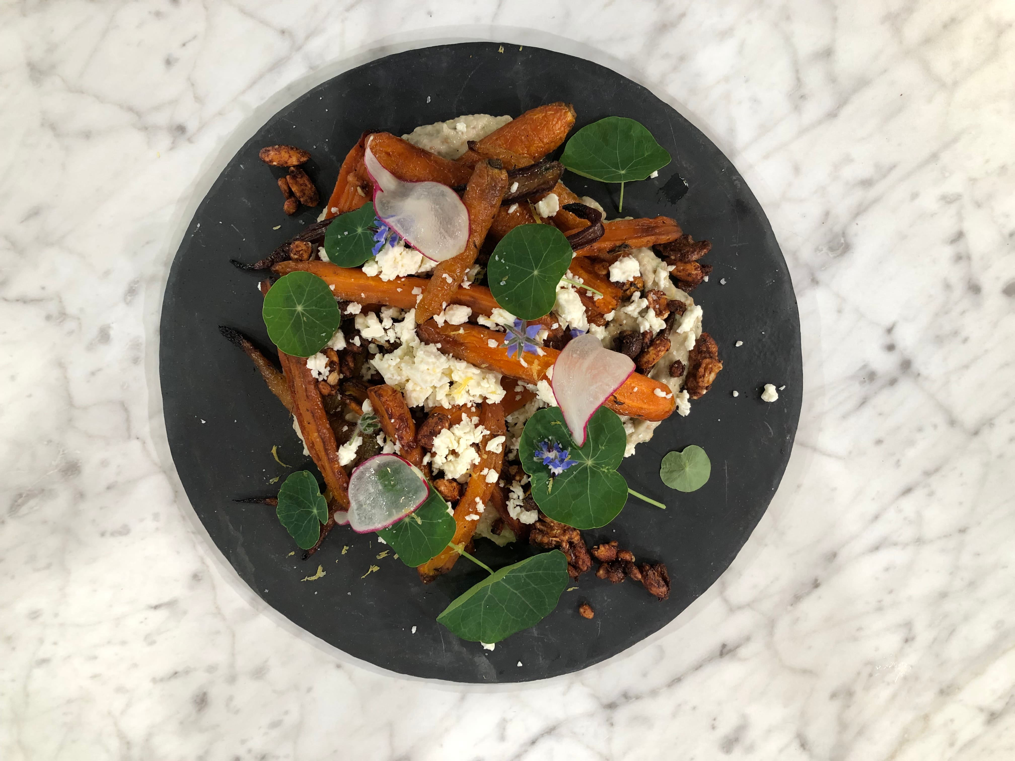 Carottes du jardin rôties et baba ganoush