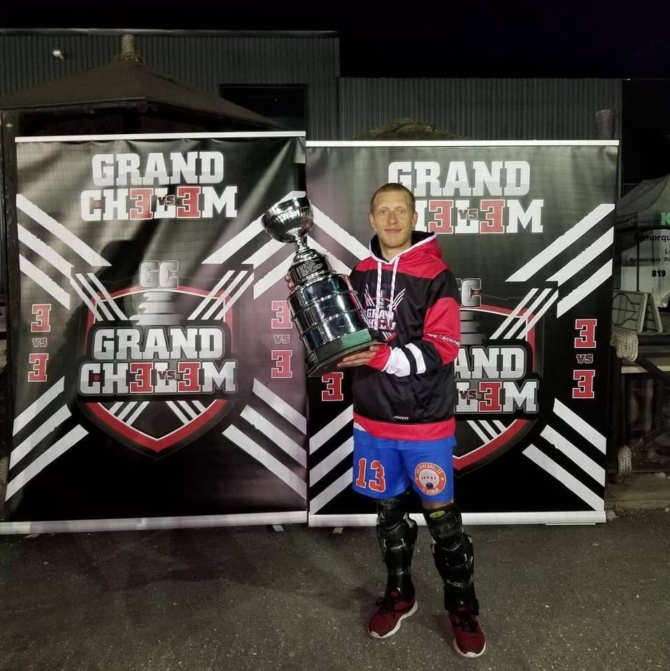 Arbitre sauvagement frapp&eacute;: le joueur de dek hockey fautif arr&ecirc;t&eacute; par le SPVQ