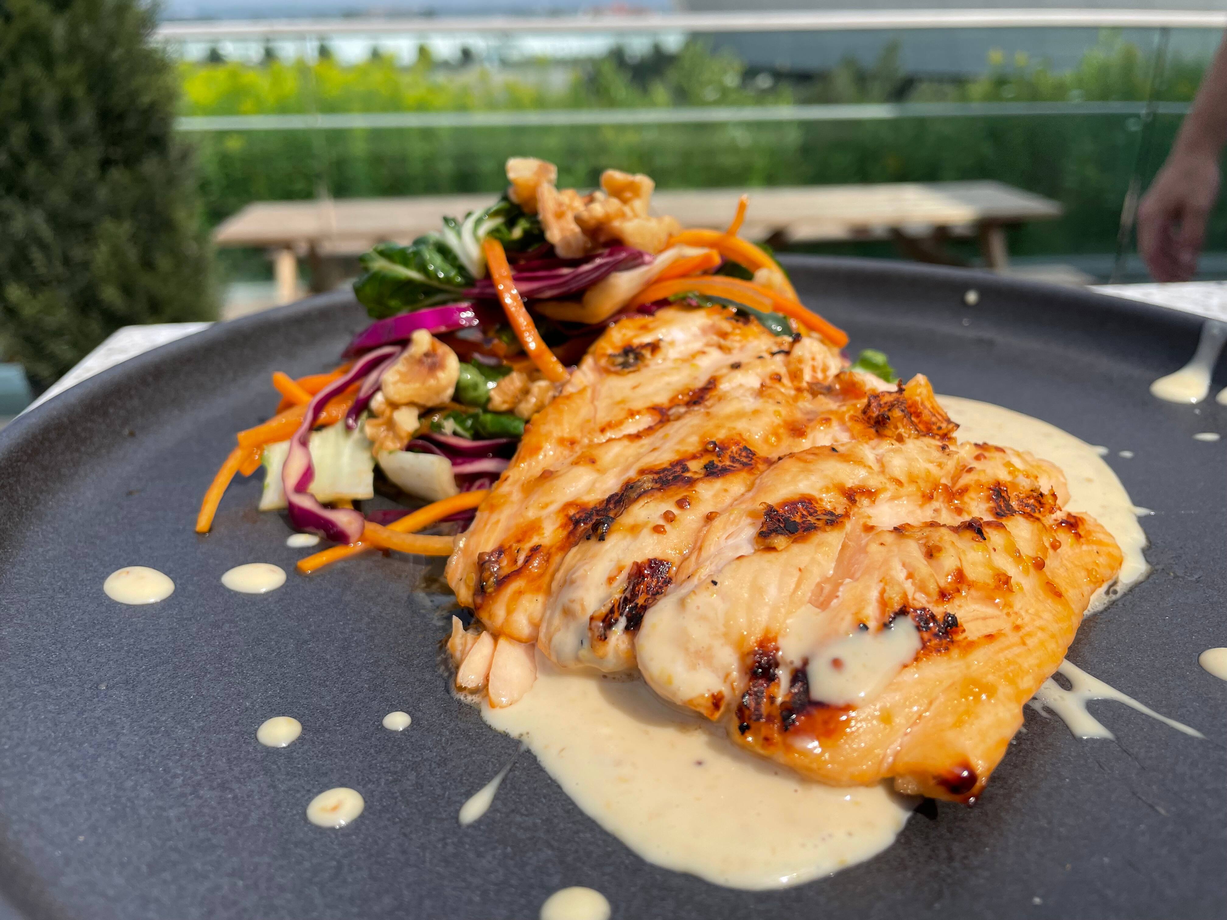 SAUMON AU MISO ET ÉRABLE & UNE SALADE DE BOK CHOY