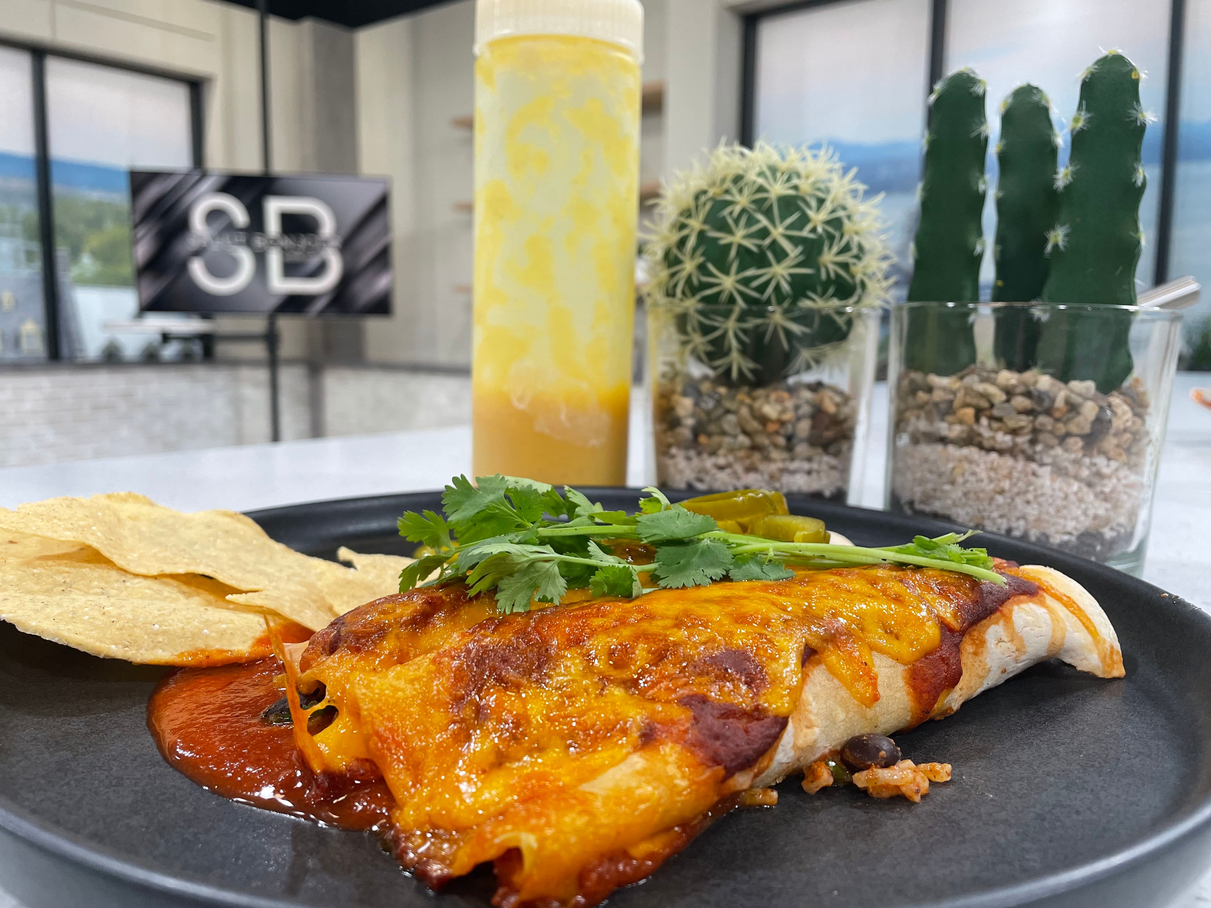 Enchiladas véganes avec sauce et faux fromage 