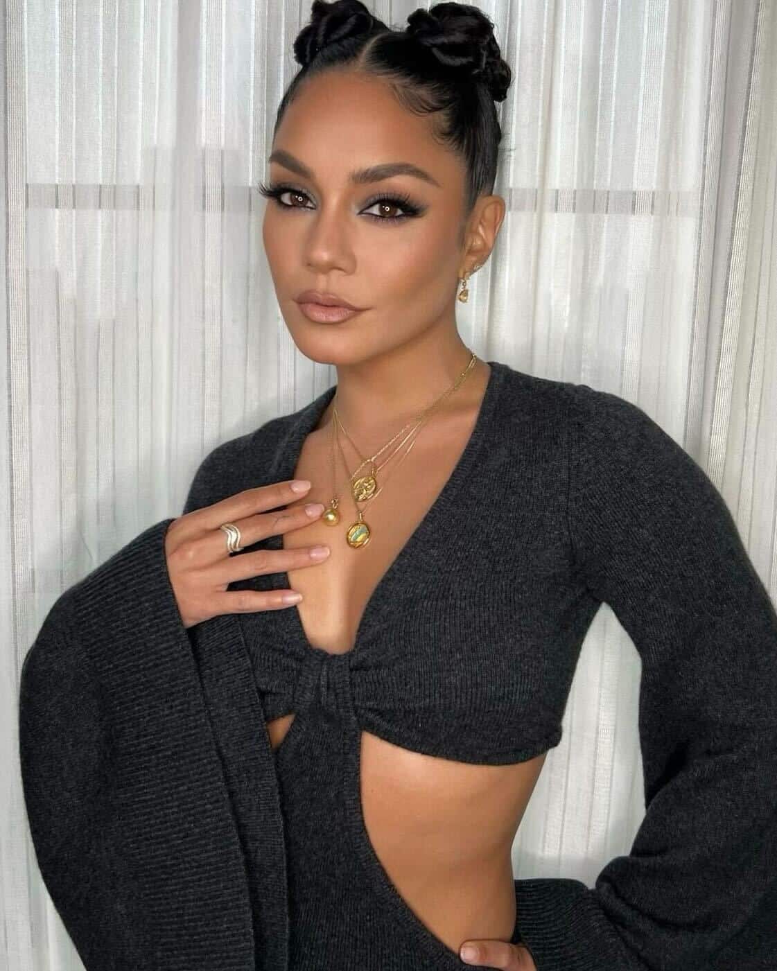 Vanessa Hudgens pose seins nus aux Philippines
