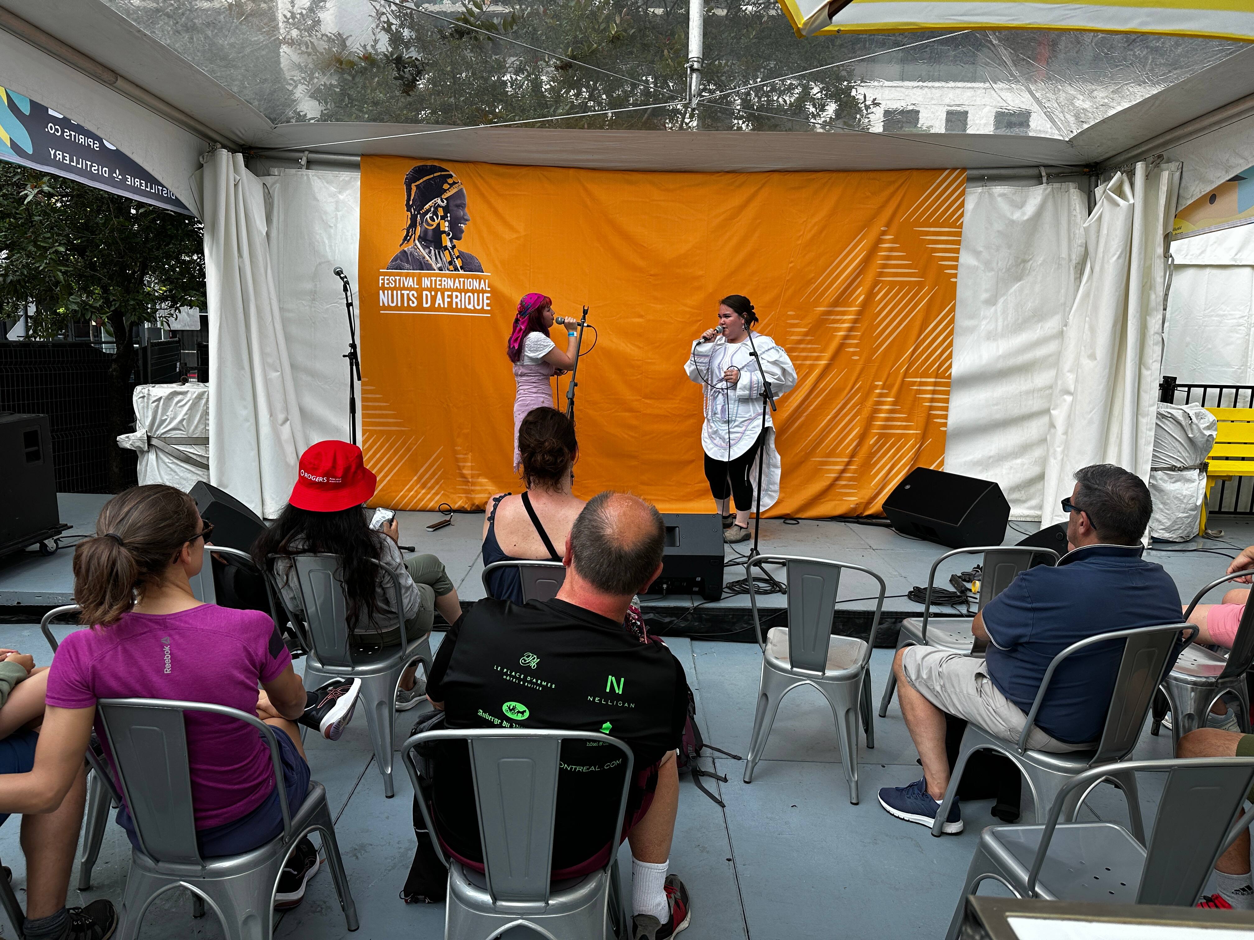 Kathy Aputiarjuk et Annie Gordon ont présenté le chant de gorge au public montréalais le 18 juillet pendant le Festival International Nuits d'Afrique.