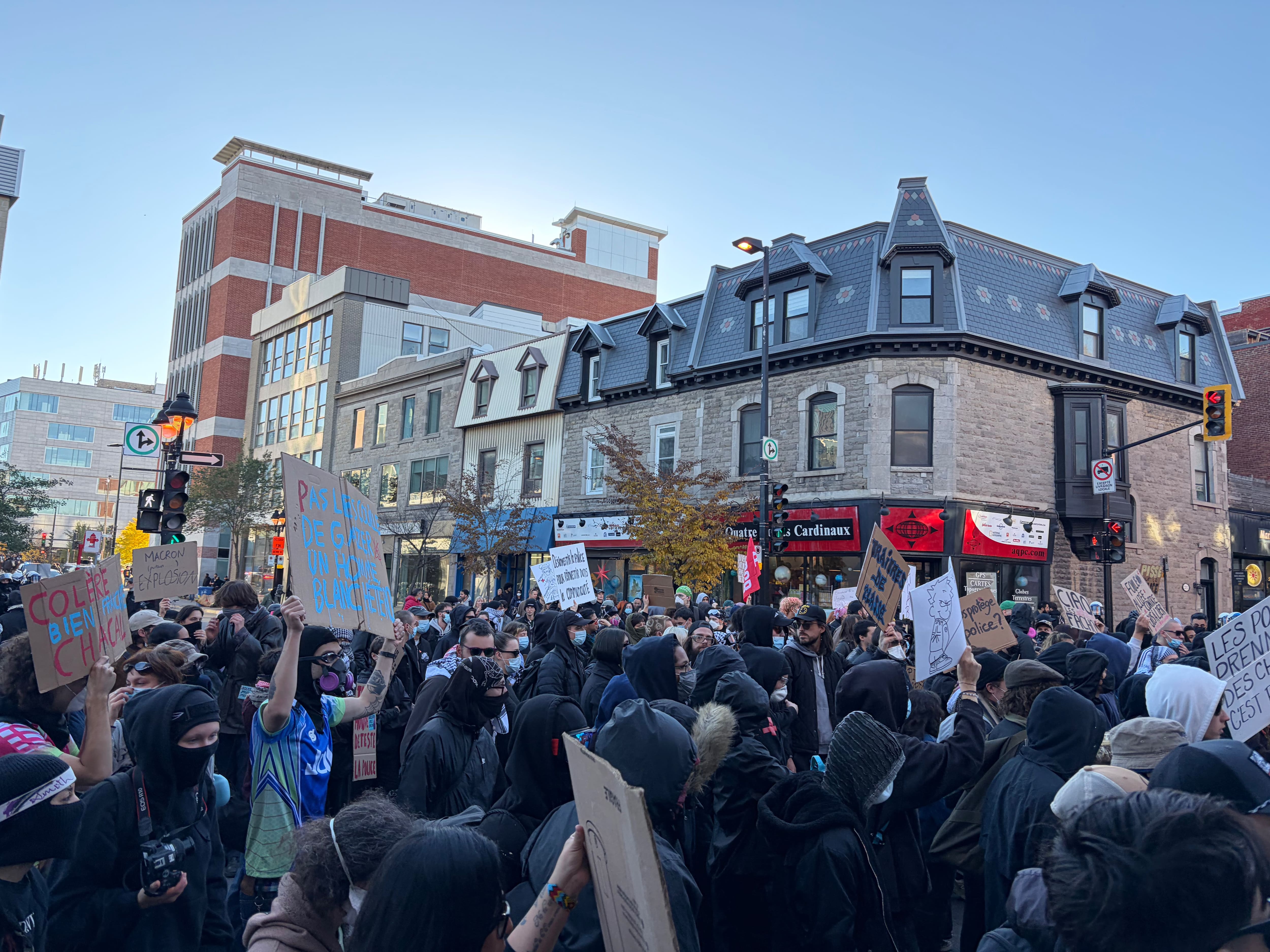 Une manifestation contre la brutalité policière à Montréal mène à des arrestations