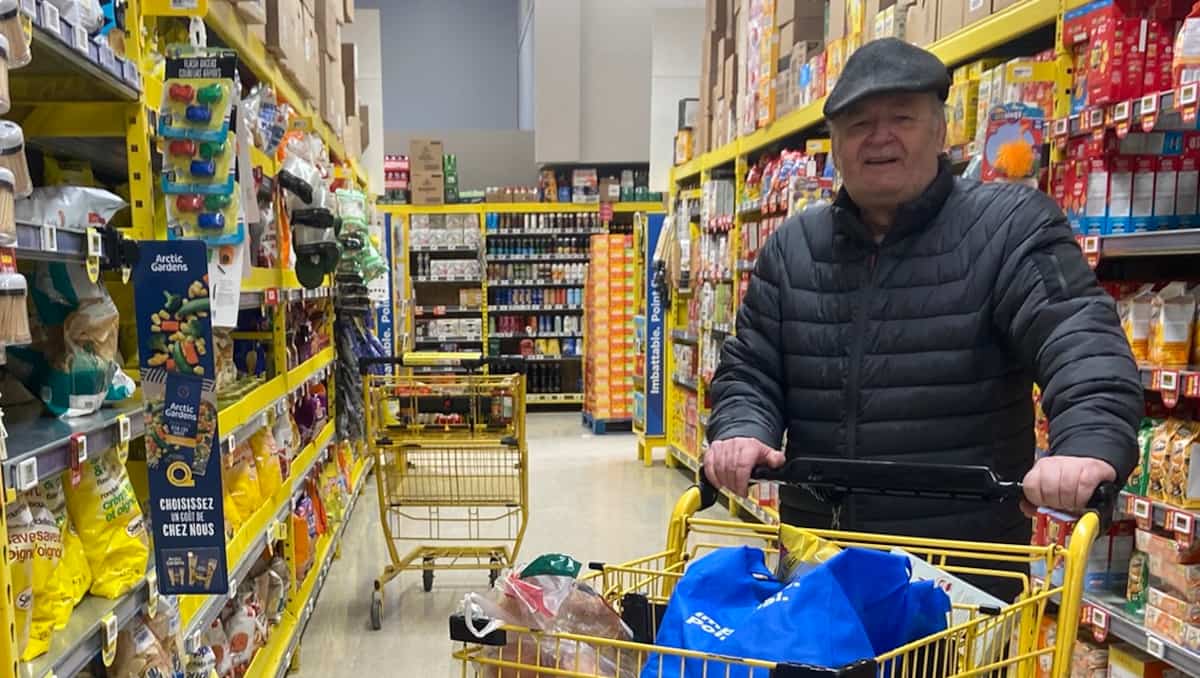 «Je viens deux fois par semaine au lieu d’une seule»: les Québécois passent plus de temps à l’épicerie pour trouver des rabais