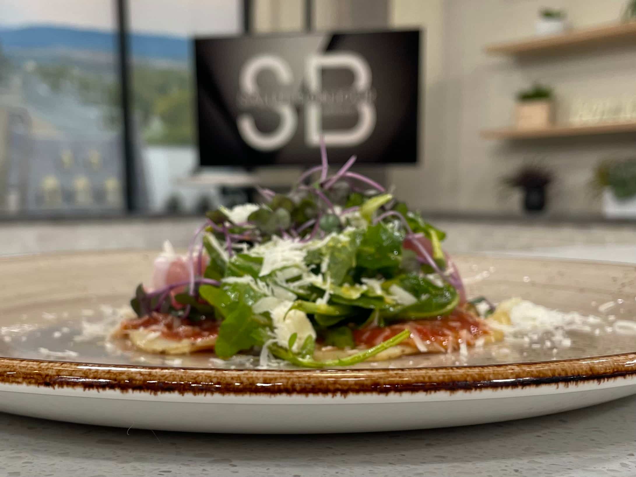 Pizza de patates avec miel, roquette & prosciutto 