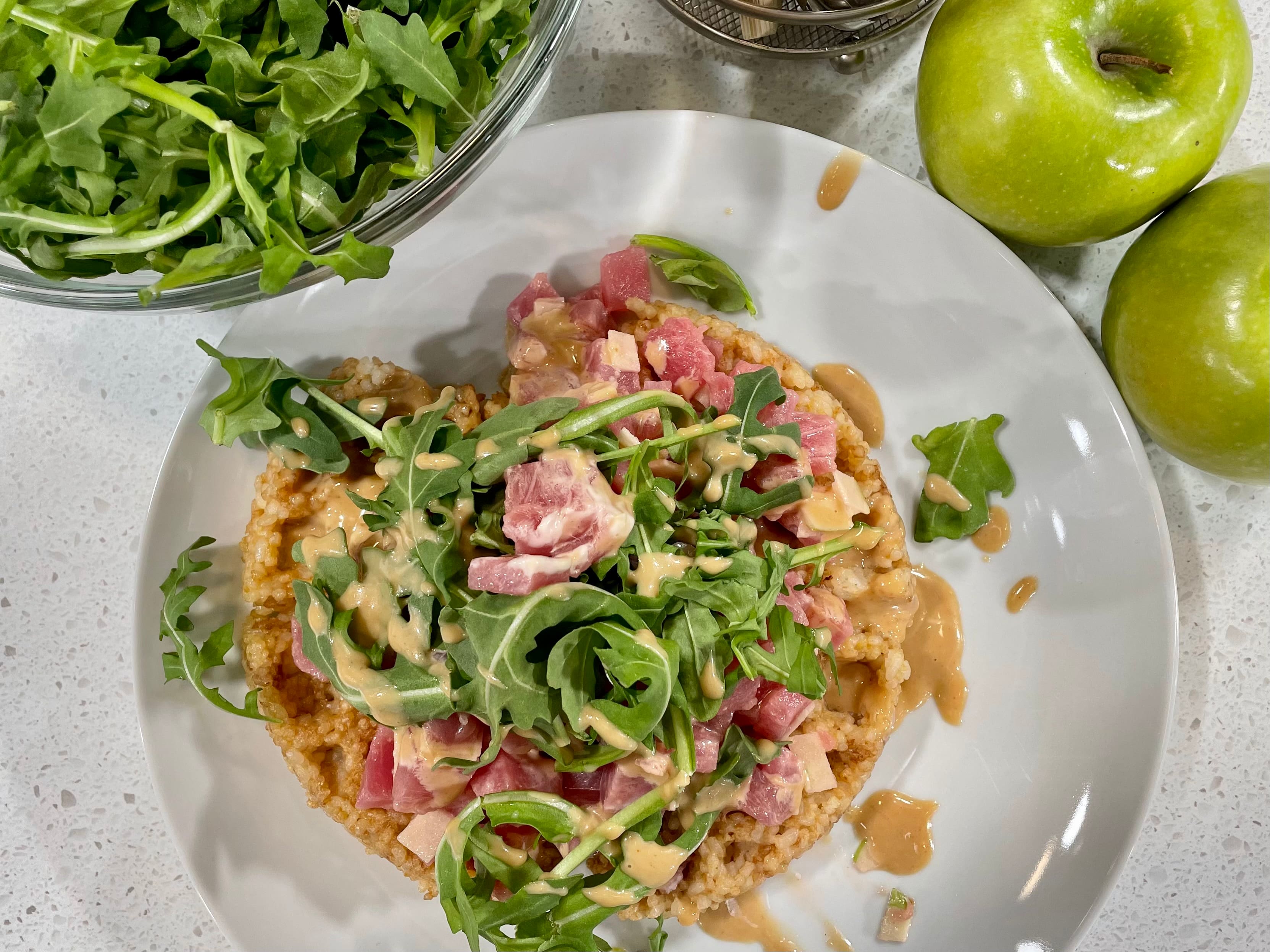 Gaufres de riz à sushi avec thon et sauce wafu