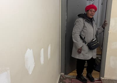 Paredes parcheadas, filtraciones de agua, goteras en el techo: Magalie Monjoie se gana la vida limpiando y paga sus propias reparaciones porque los propietarios ya no responden.