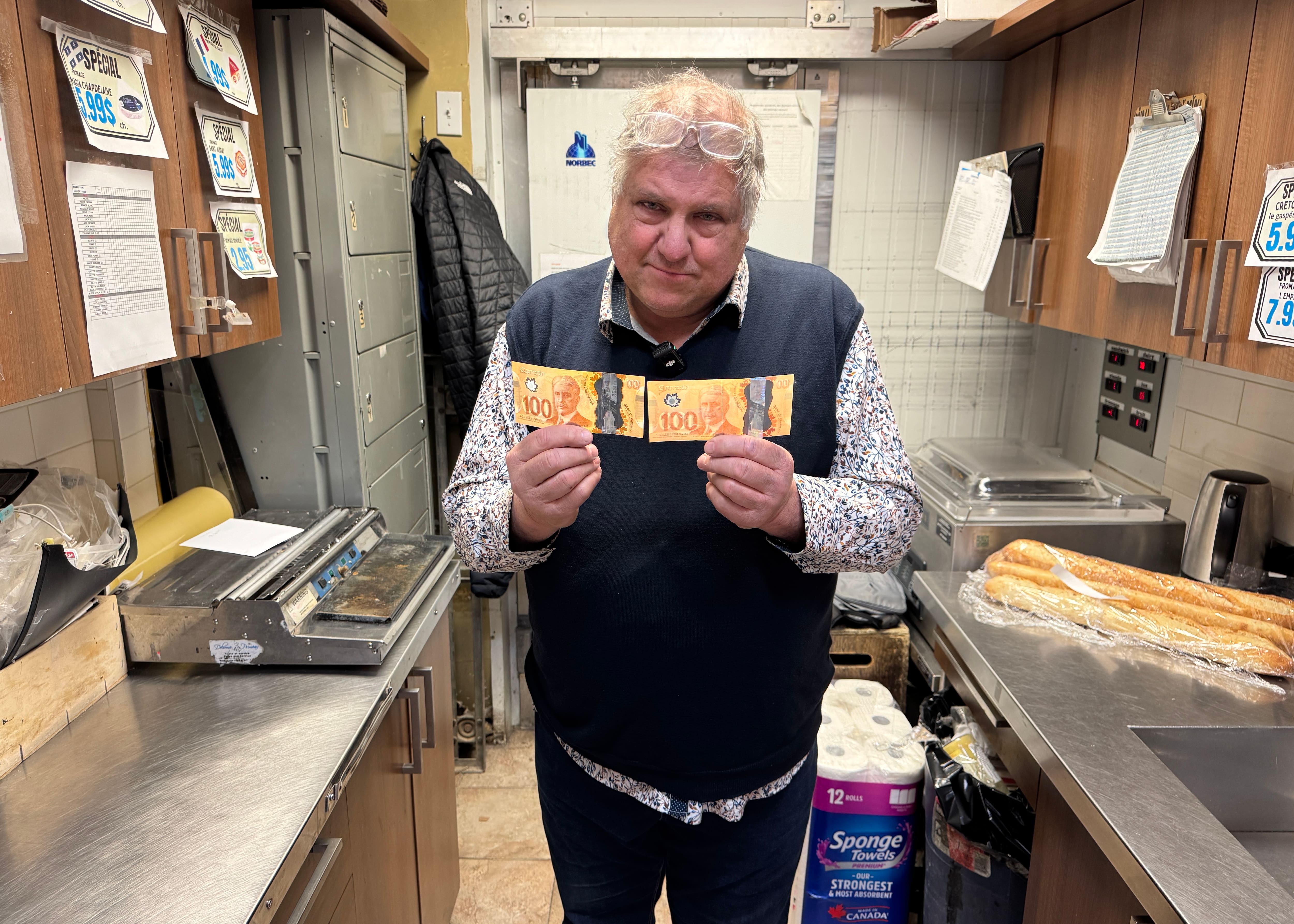 Il découvre le secret des faux billets de 100$